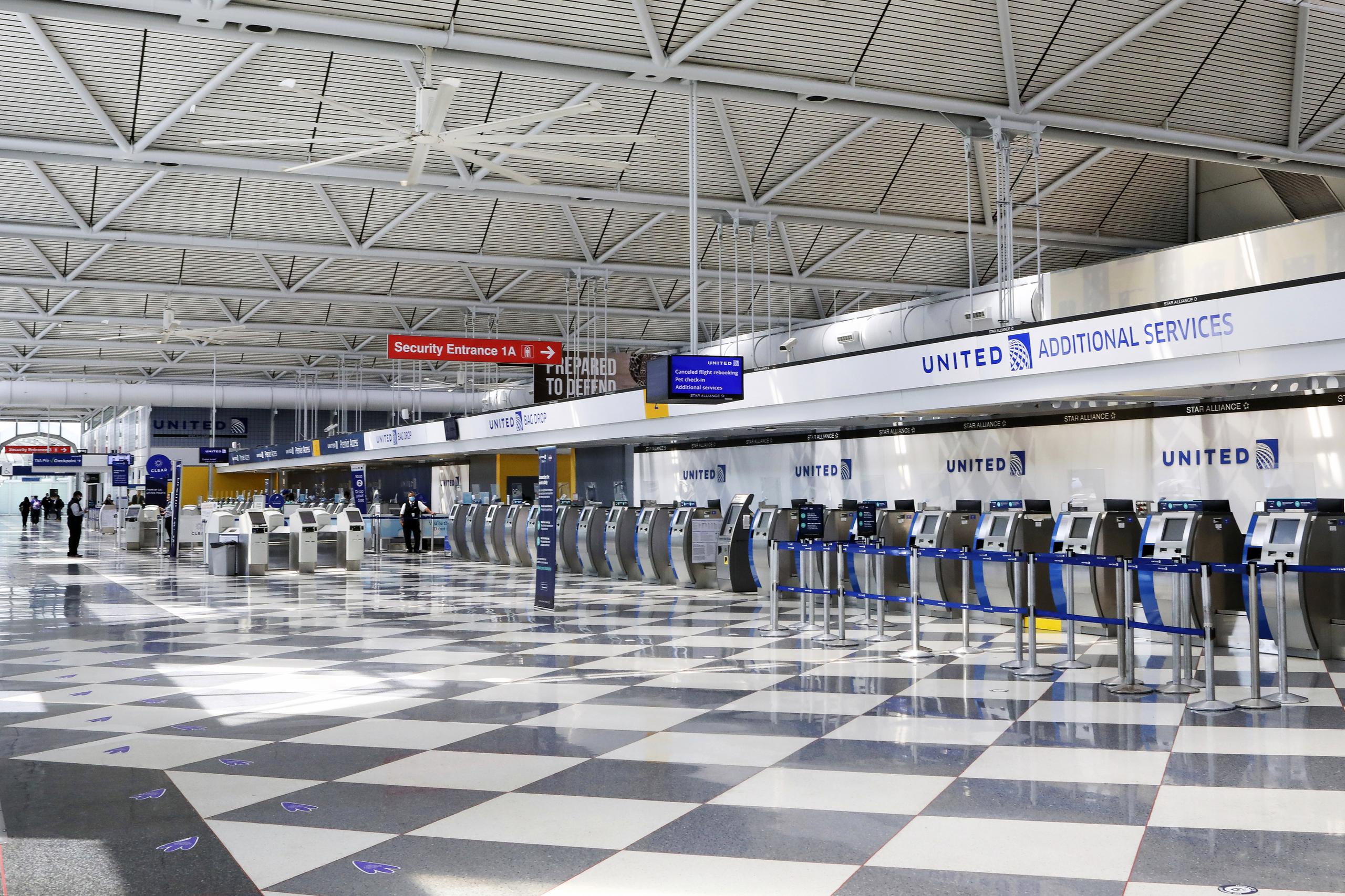 Sector de United totalmente vacío en el Aeropuarto Internacional O'Hare de Chicago en foto del 25 de junio del 2020.