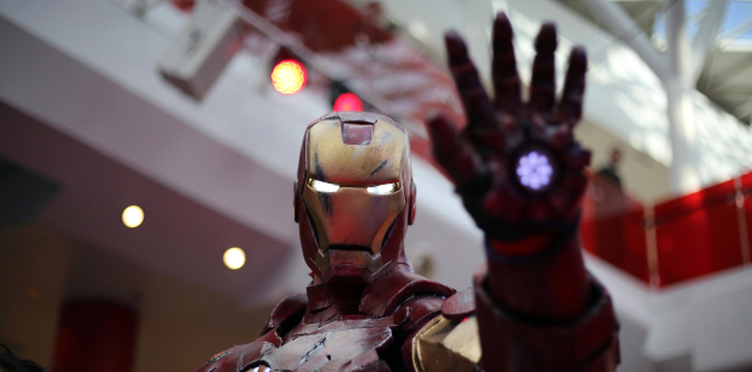 Un hombre disfrazado de Ironman durante la premiere en Londres de la nueva cinta inspirada en los personajes de cómics The Avengers. (AP)