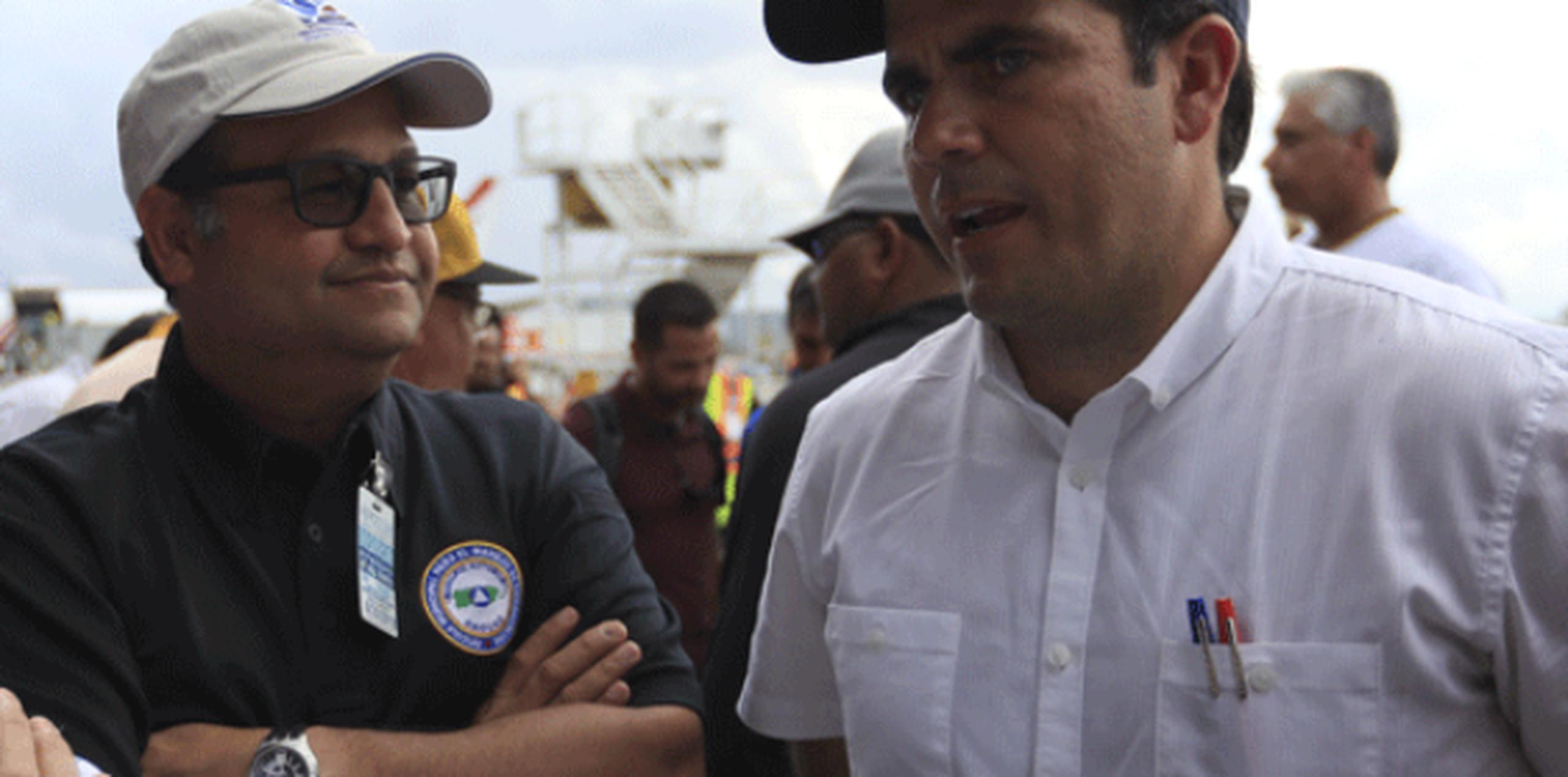 Miranda Torres (izquierda) informó que en Caguas 1,129 familias perdieron totalmente el techo de su casa y otras 1,501 lo perdieron de forma parcial. 
 (TERESA.CANINO@GFRMEDIA.COM)