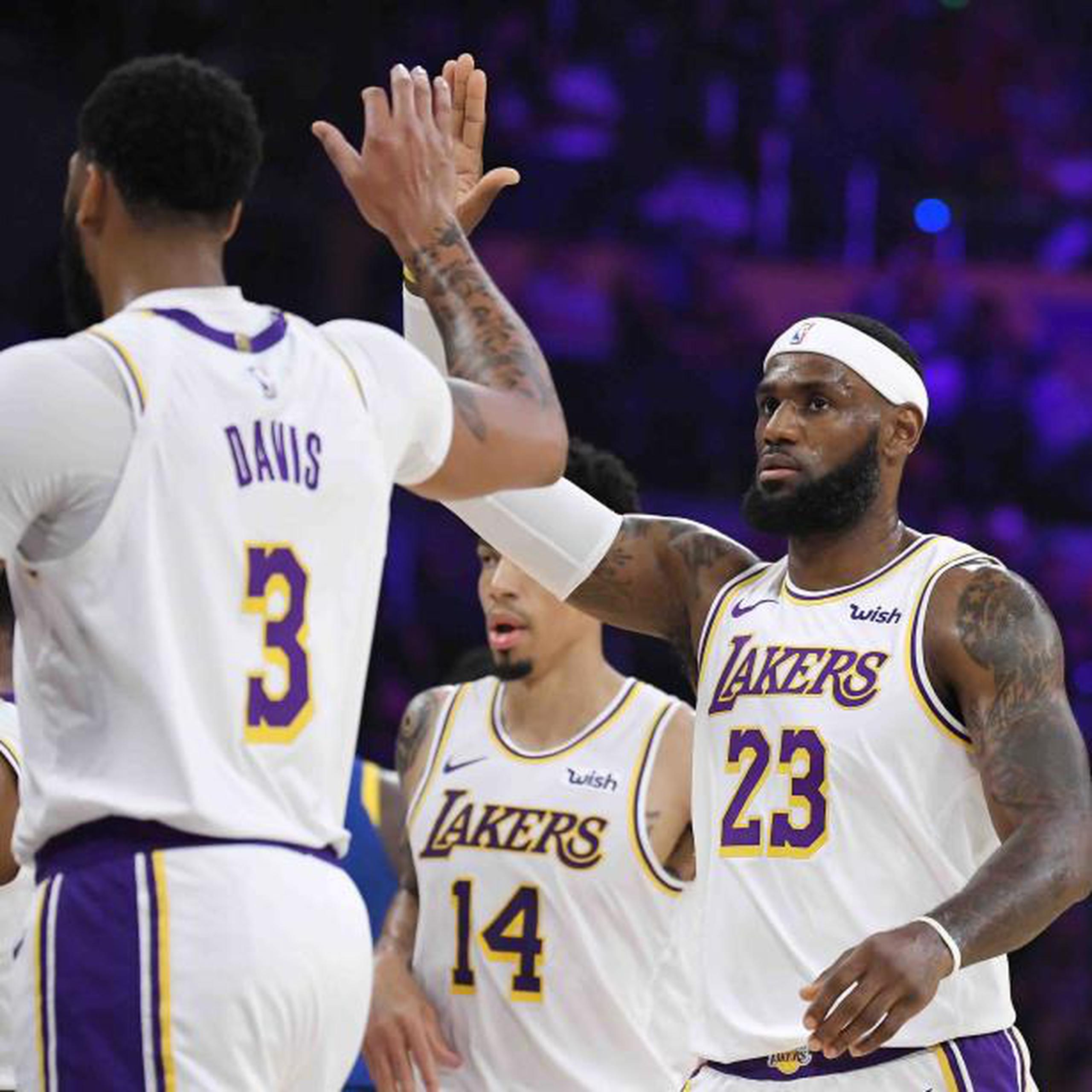 Los Lakers entran a la campaña que inicia este martes esperanzados en un mejor torneo, porque LeBron James tiene ahora de compañía en su equipo a Anthony Davis. (AP)