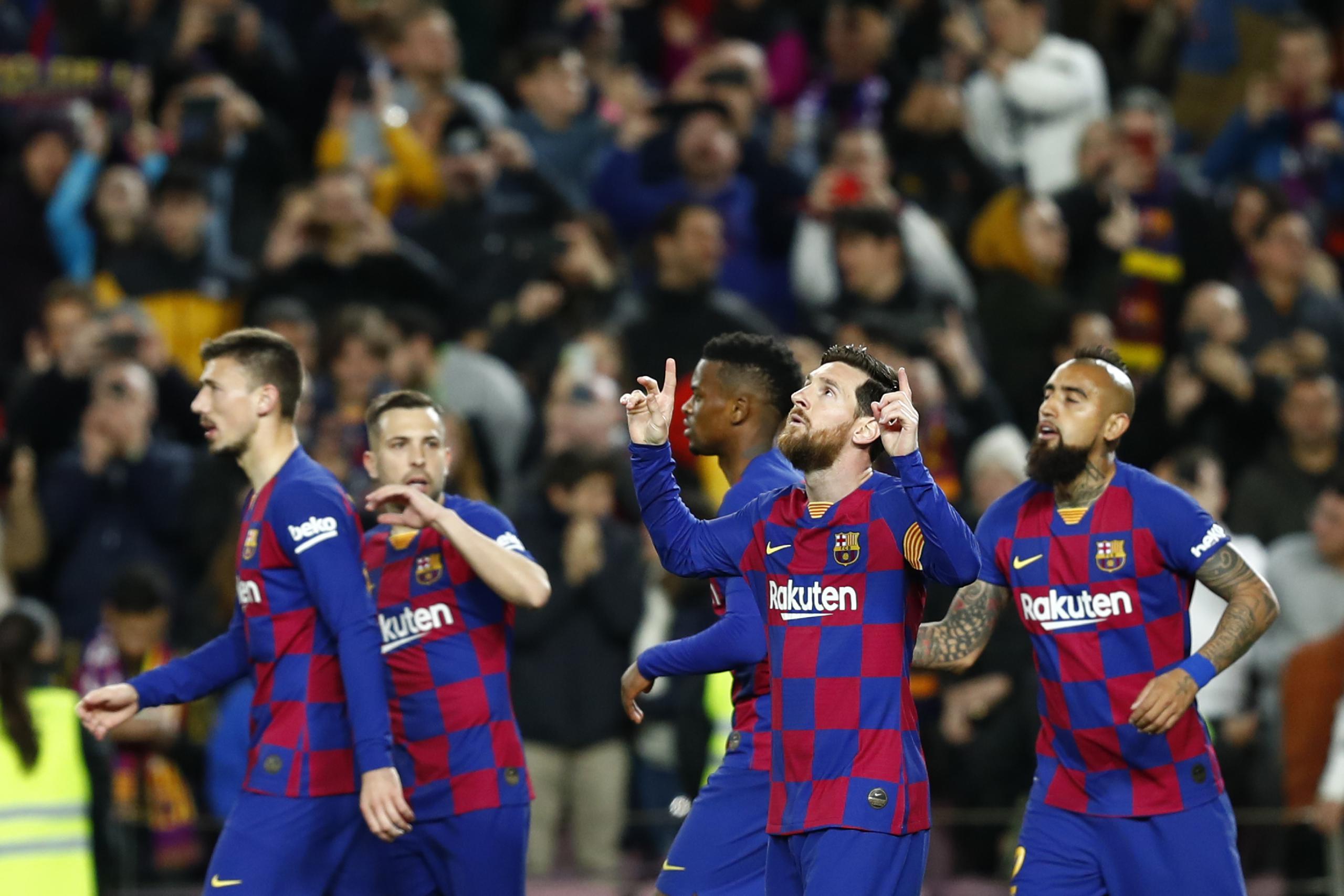 La Federación Española de fútbol tratará de completar el torneo el 30 de junio. En la imagen, Lionel Messi y sus compañeros del Barcelona celebran un gol.