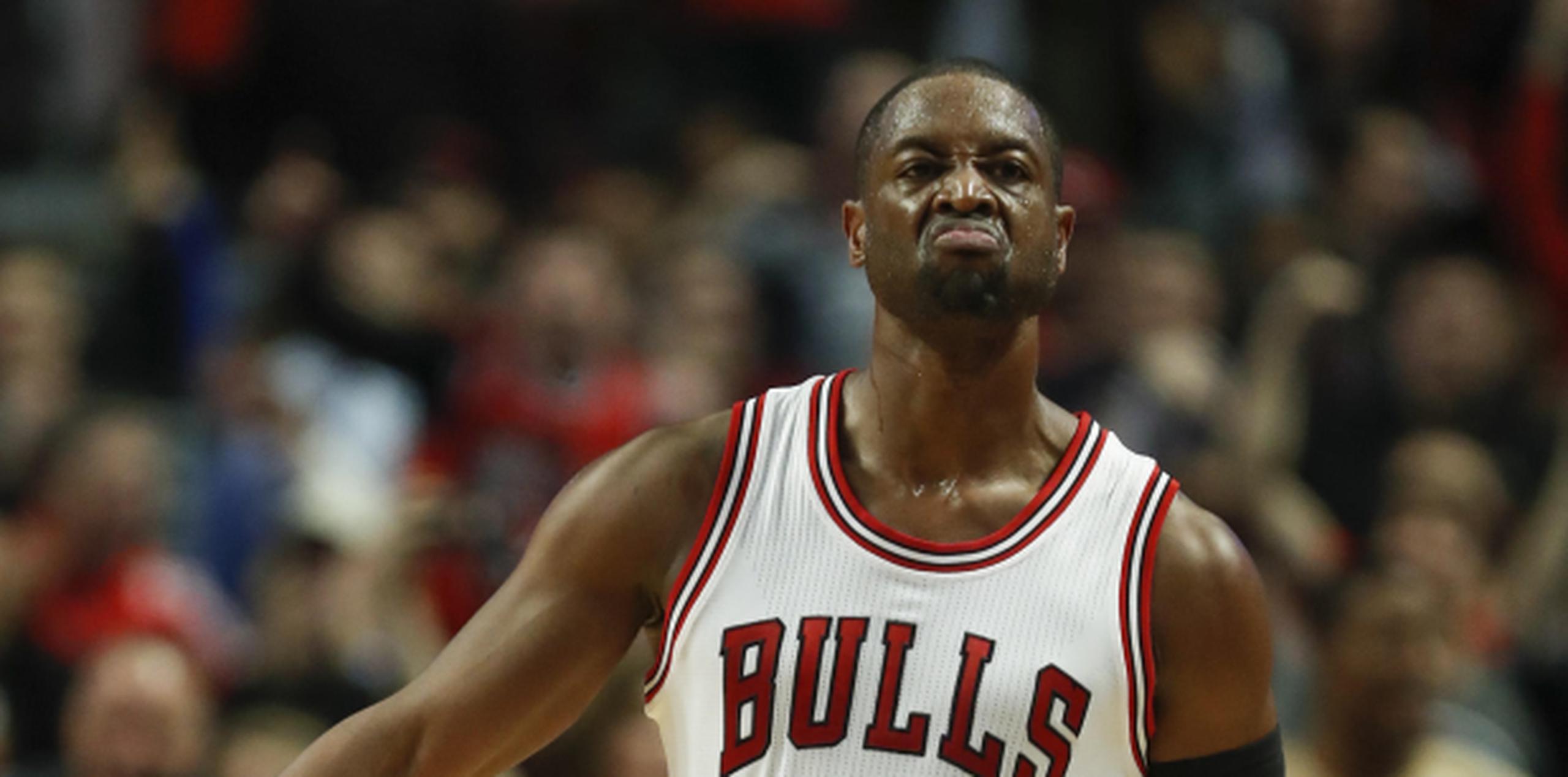 Según Nick Friedell de ESPN, Wade recibió aplausos y vítores de la fanaticada de los Bulls de principio a fin en el tan anticipado partido del jugador de Robbins, Illinois. (EFE)