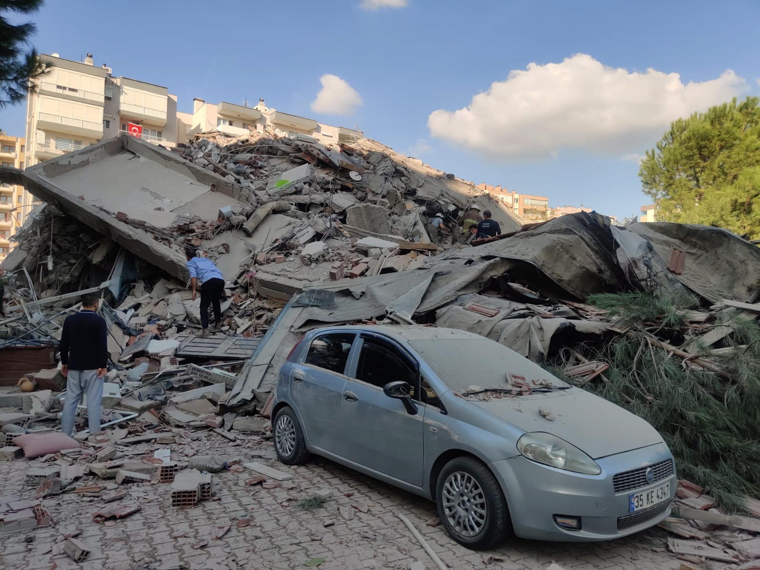 Esmirna, la tercera mayor ciudad de Turquía, con 4 millones de habitantes, es el lugar más afectado por el sismo de 6.8 grados de magnitud que se produjo a las 11.51 GMT de ayer, viernes, con epicentro en el mar Egeo.