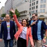 Kamala Harris se une a una marcha por el orgullo LGBTQ+ en Washington