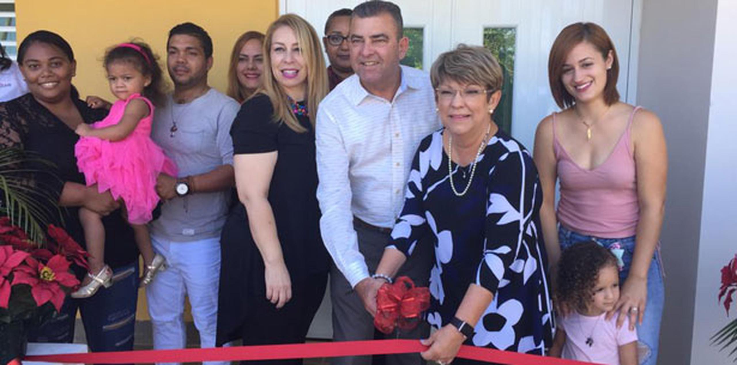 Sra. Carmen Villafañe, directora de NYF en la Isla, junto al alcalde Oscar ‘Can’ Santiago, personal de ambas instituciones y padres con niños participantes, hacen el corte de cinta en las nuevas facilidades. (Suministrada)