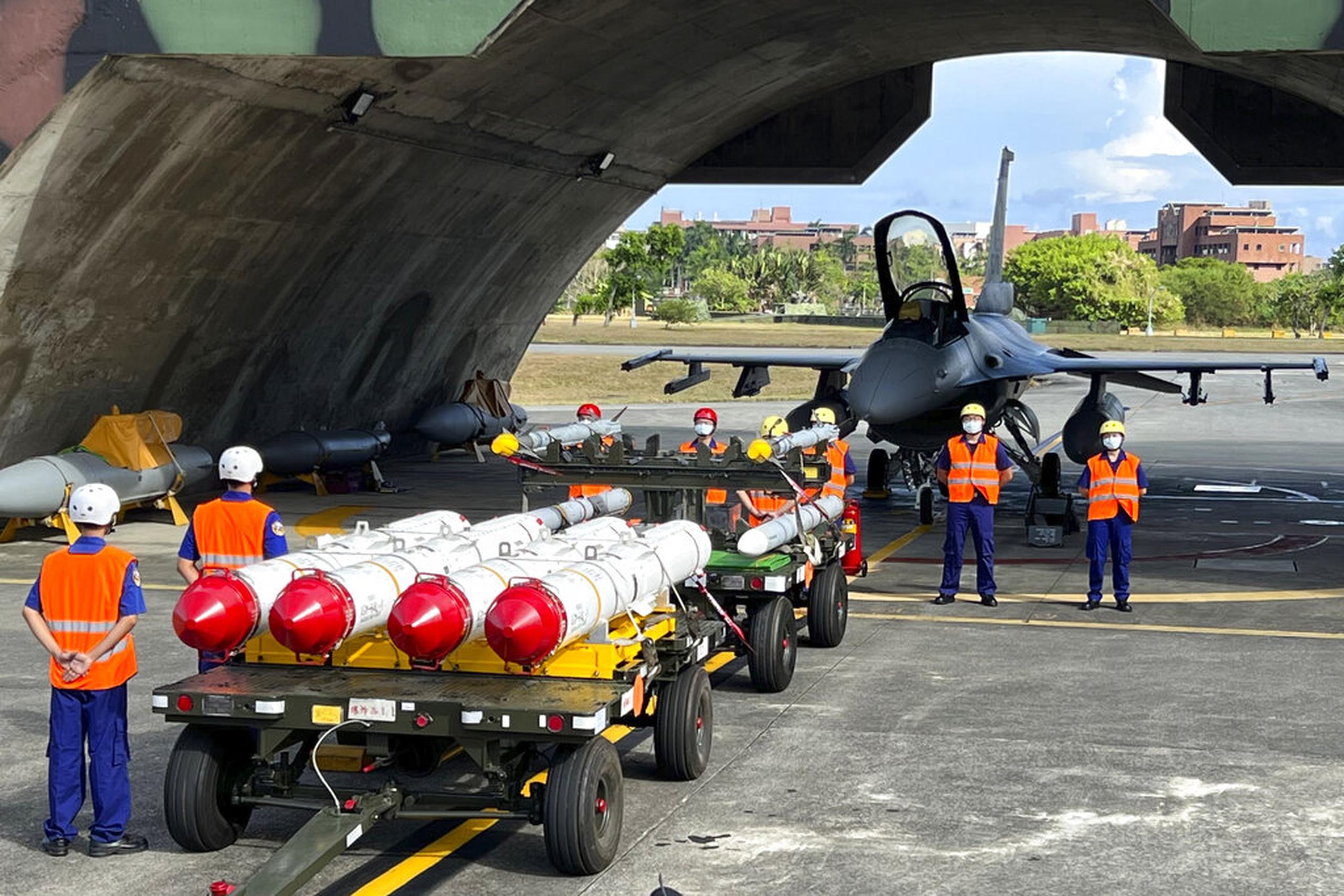 Personal militar participa de un simulacro en la base aérea de Hualien al sureste de Taiwán el 17 de agosto de 2022.
