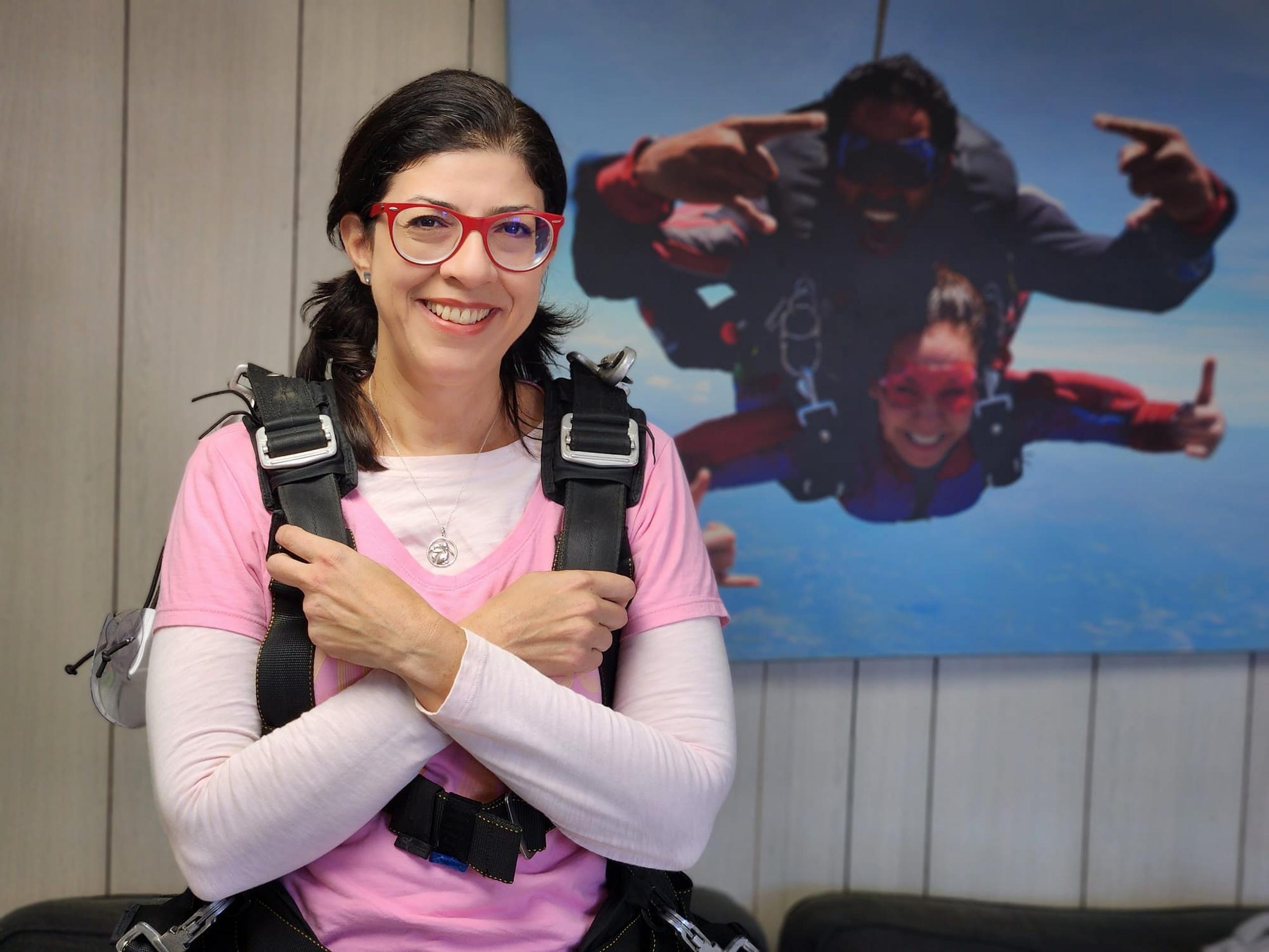 Mariana Nogales se lanzó desde un paracaídas en un acto simbólico para promover la participación política y electoral.