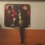 Pasajeros de un tren se escapan por las ventanas para salvar sus vidas