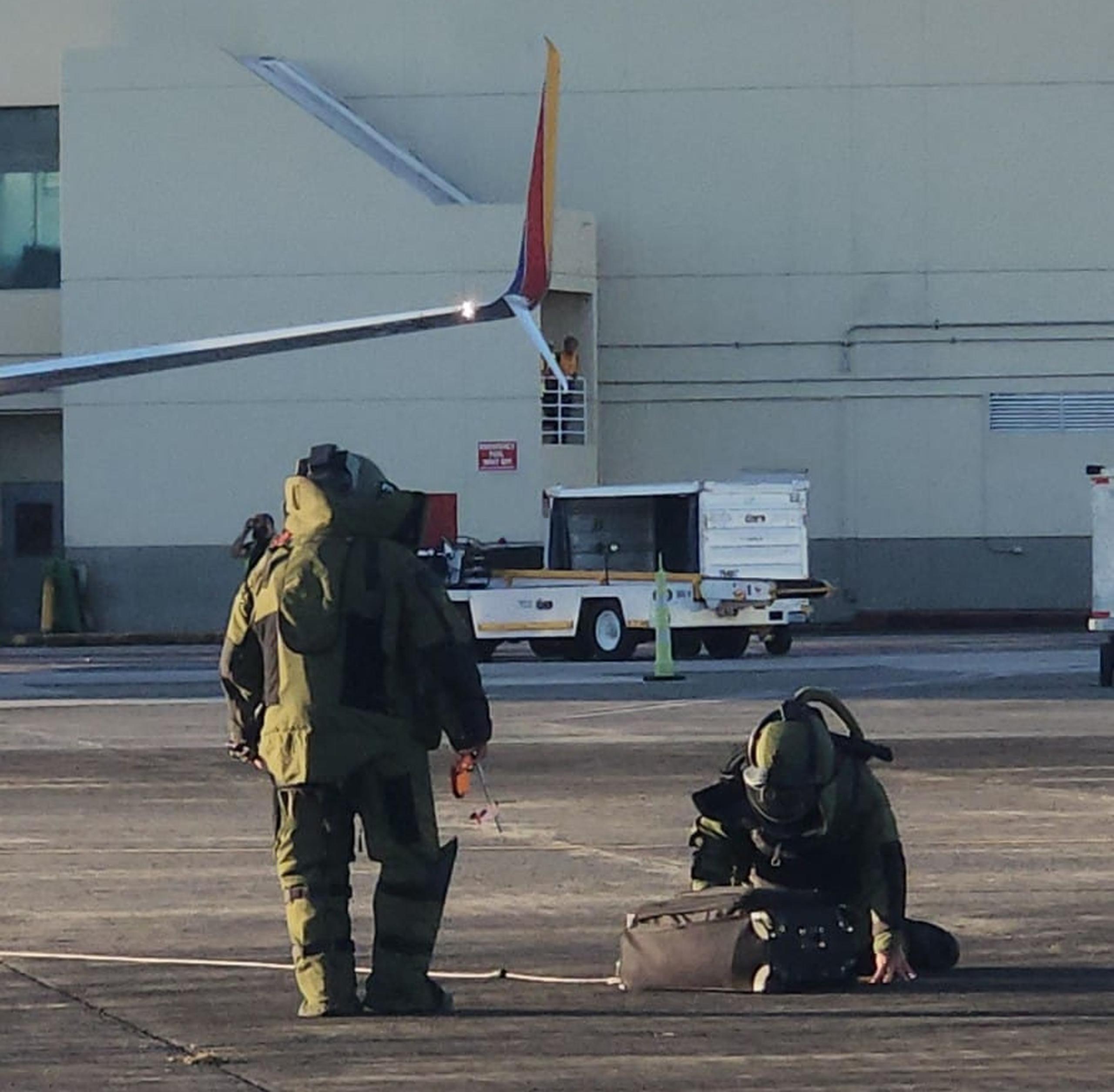 La División de Explosivos y Seguridad Pública acudió al aeropuerto internacional Luis Muñoz Marín para atender una situación que resultó ser falsa alarma.