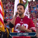Luis Fonsi canta el himno de Estados Unidos en juego de campeonato de la NFL