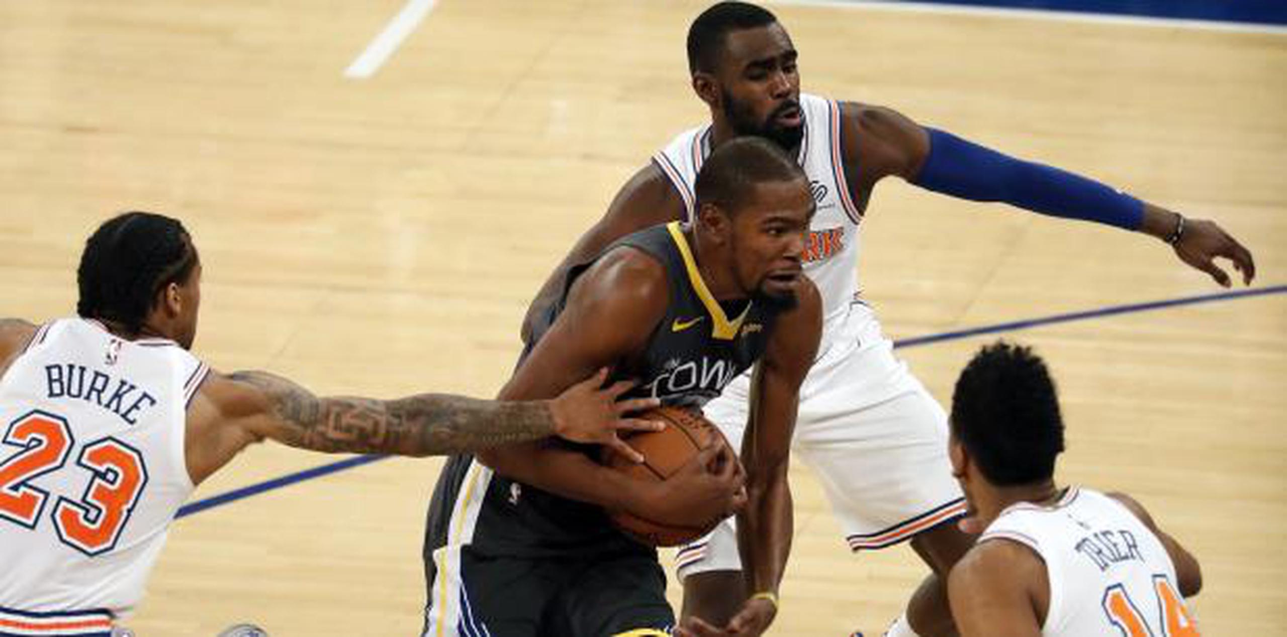 Durant anotó 25 de sus 41 puntos en un despiadado último cuarto de Golden State, y los Warriors vencieron el viernes 128-100 a los Knicks. (AP)