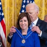 La astronauta hispana Ellen Ochoa recibe la medalla de la Libertad
