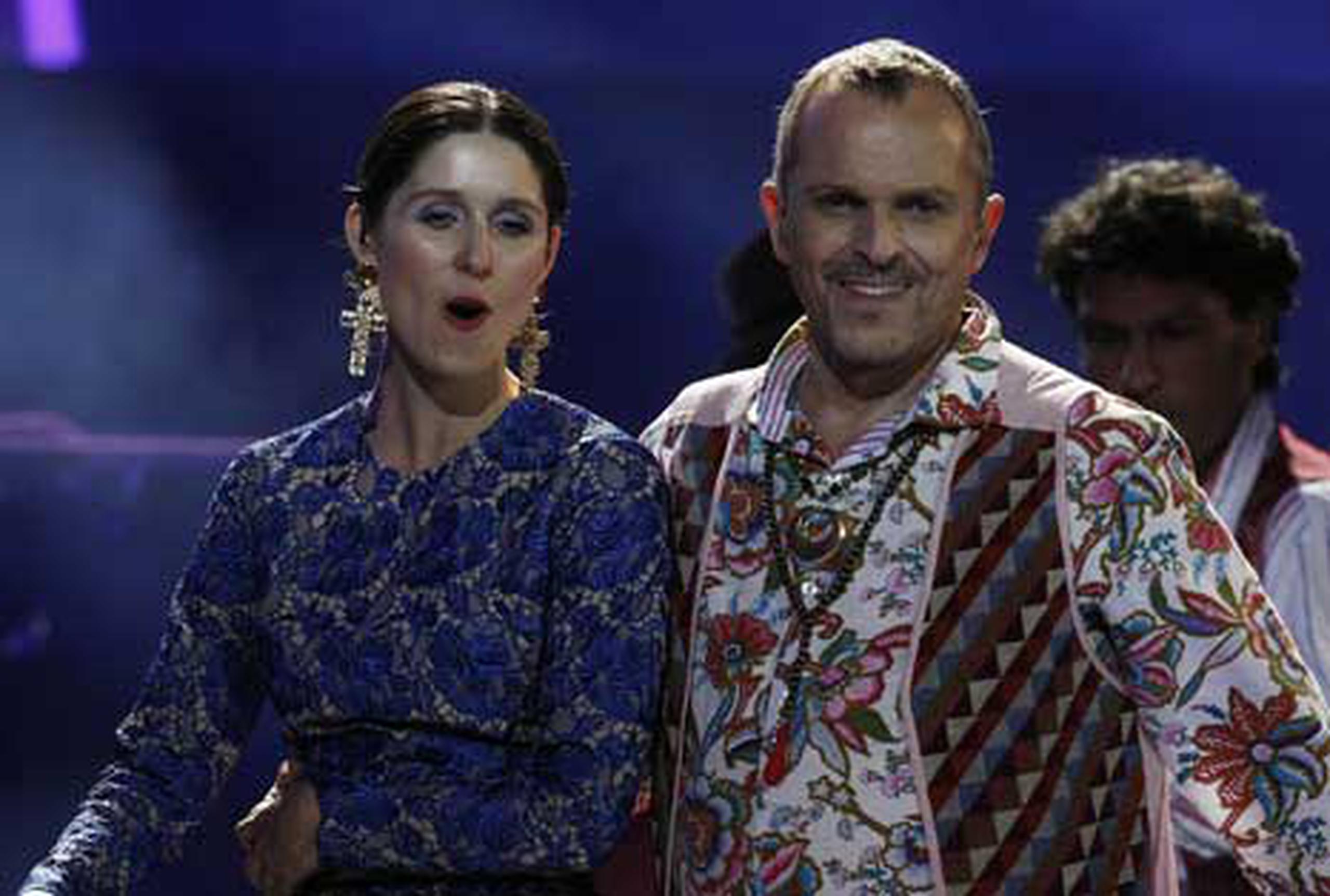 Miguel Bosé compartió el escenario con la chilena Francisca Valenzuela. (EFE/Mario Ruiz)