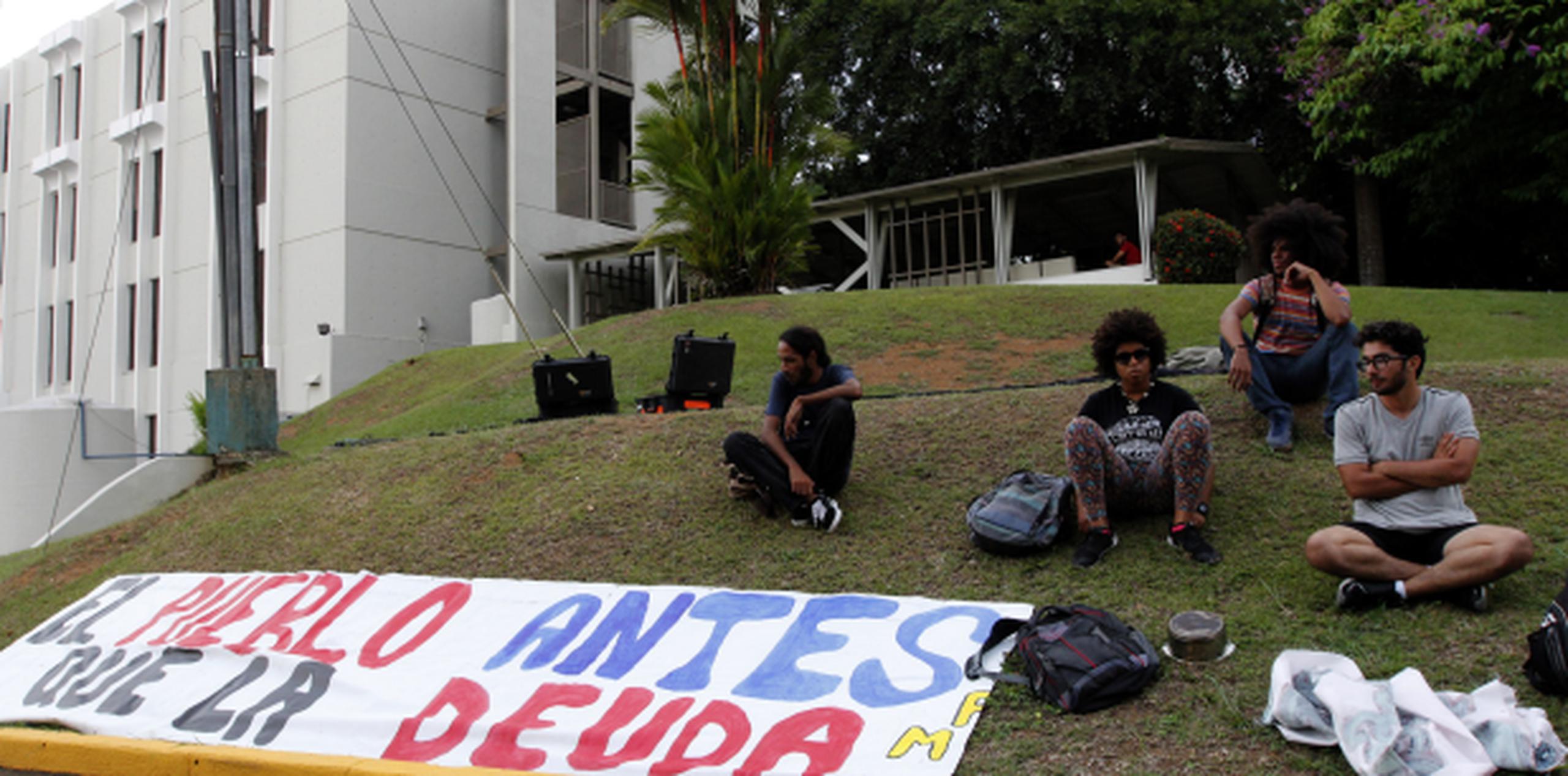 Se aseguró que la junta de gobierno de la UPR acordó extender una moratoria a un plan de ajuste a la matrícula, algo por lo que protestaron esta semana grupos estudiantiles. (Archivo)