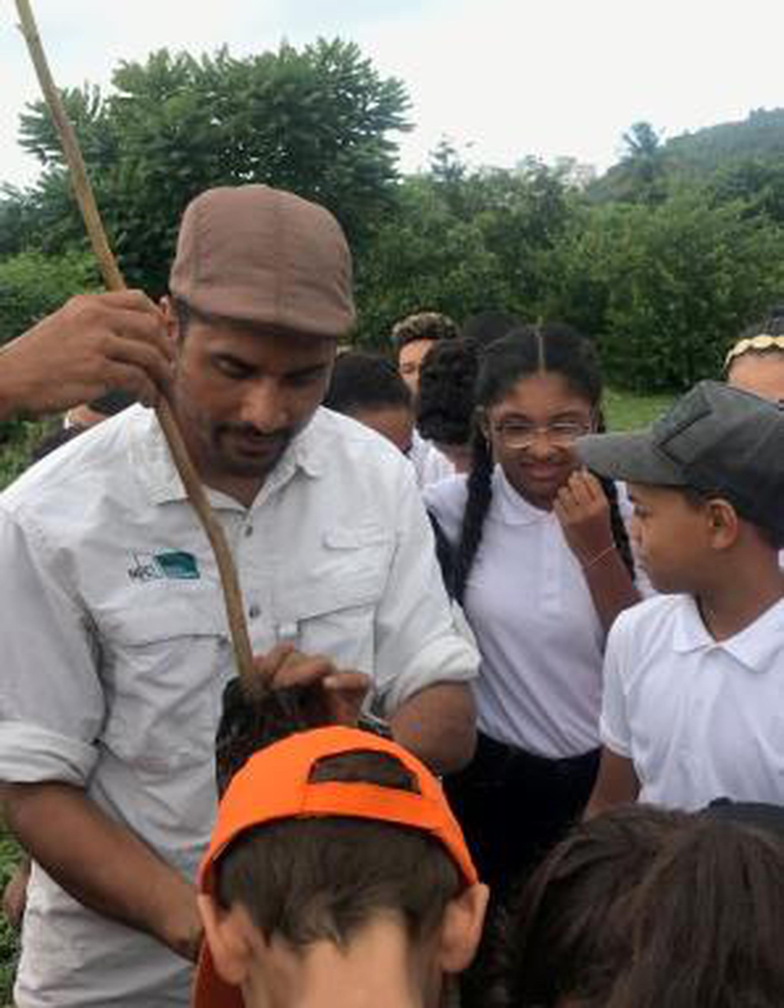 Participaron alumnos de la Escuela Ecológica de Caguas y la Escuela de la Comunidad de Maunabo Josefina Muñoz de Bernier, que conocieron sobre las especies mangle botón, cayur, roble y péndula. (Suministrada)