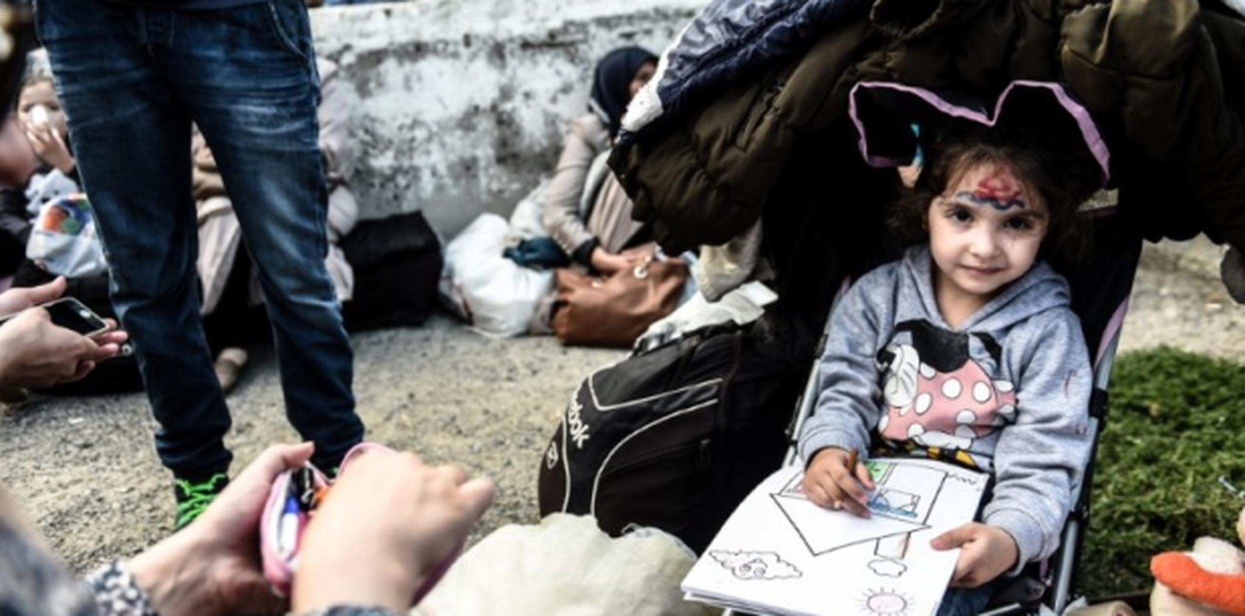 El mayor número de detecciones tuvo lugar en las islas griegas, a apenas unos kilómetros de la costa turca, con 88.000 entradas sólo en agosto. En la foto, una niña refugiada en Istanbul. (AFP)