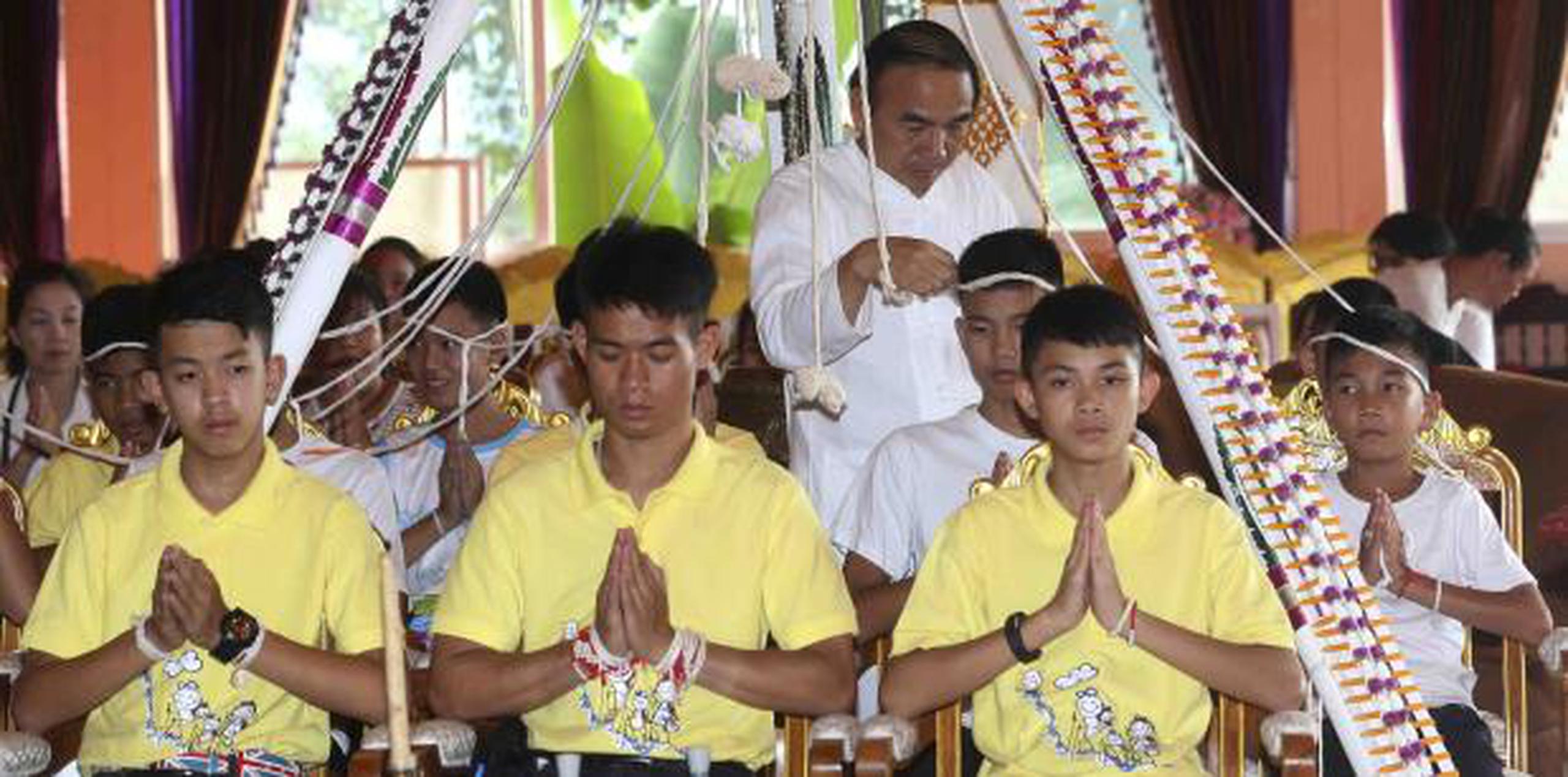 Los niños rescatados asistieron ayer a una ceremonia budista. (AP)