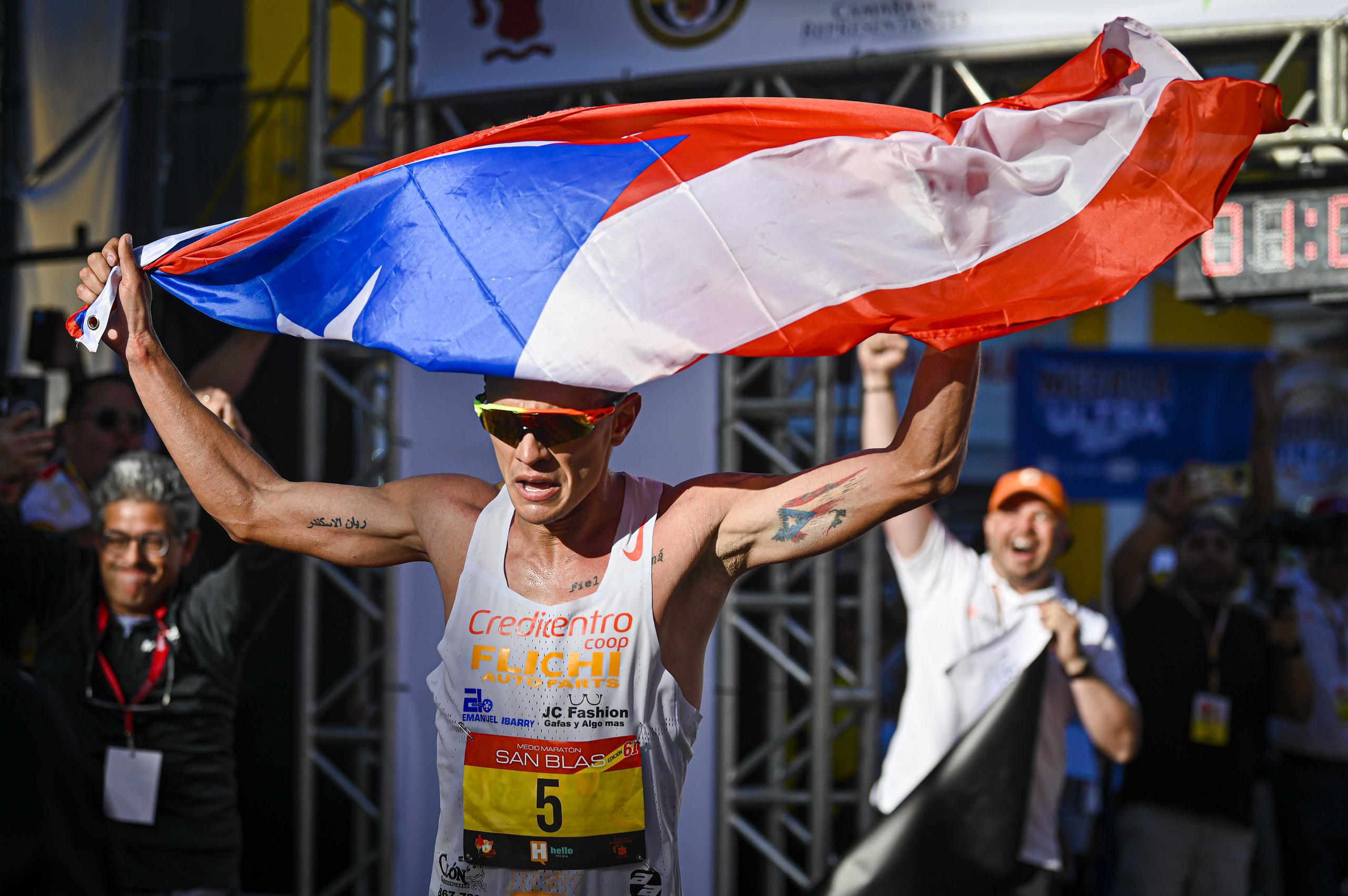 El orocoveño Alexander Torres llega a la meta en el medio maratón San Blas celebrado en Coamo