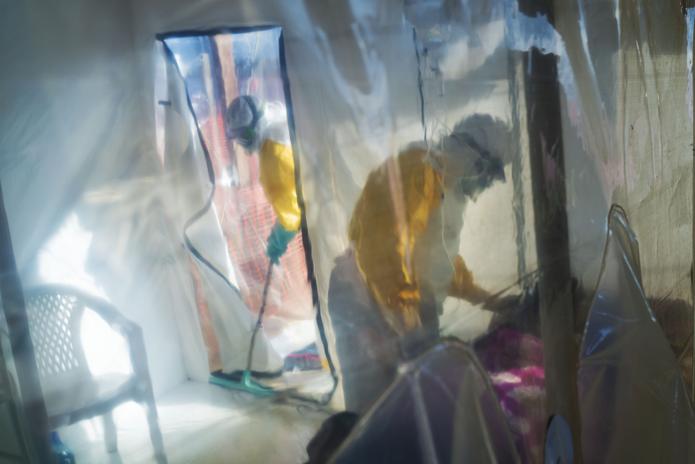 Trabajadores de salud provistos de trajes protectores atienden a un paciente infectado con ébola que se encuentra en una unidad de aislamiento en la ciudad de Beni, República Democrática del Congo.