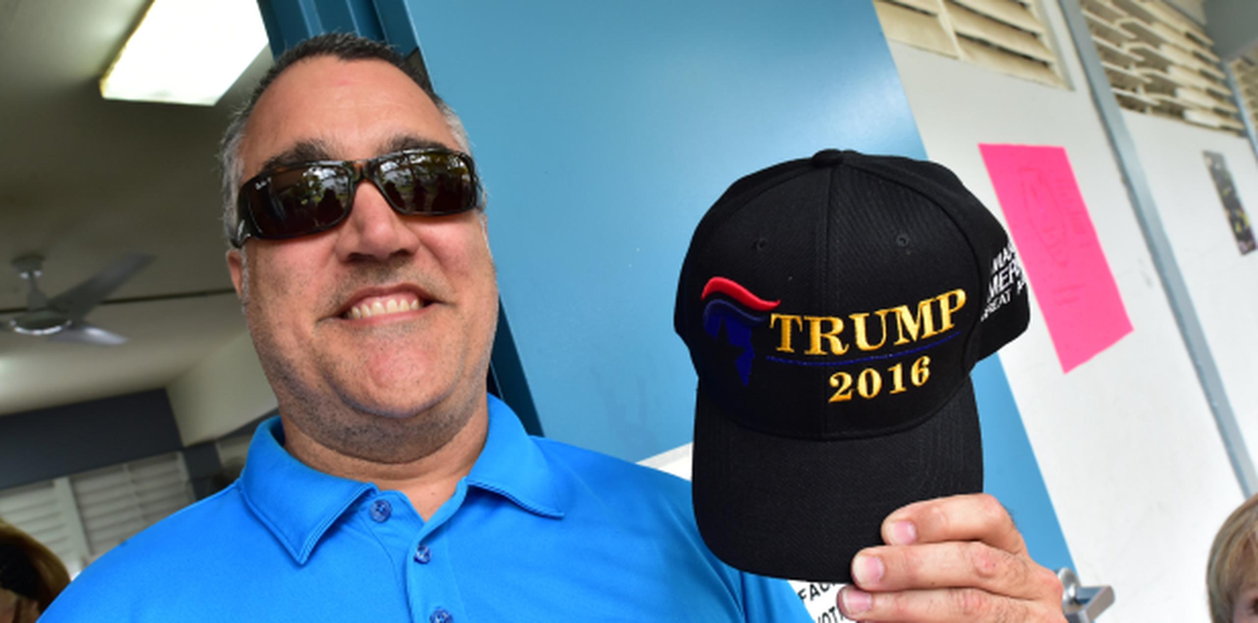 Xavier Gallardo muestra orgulloso una gorra de la campaña de Trump. (LUIS.ALCALADELOLMO@GFRMEDIA.COM)