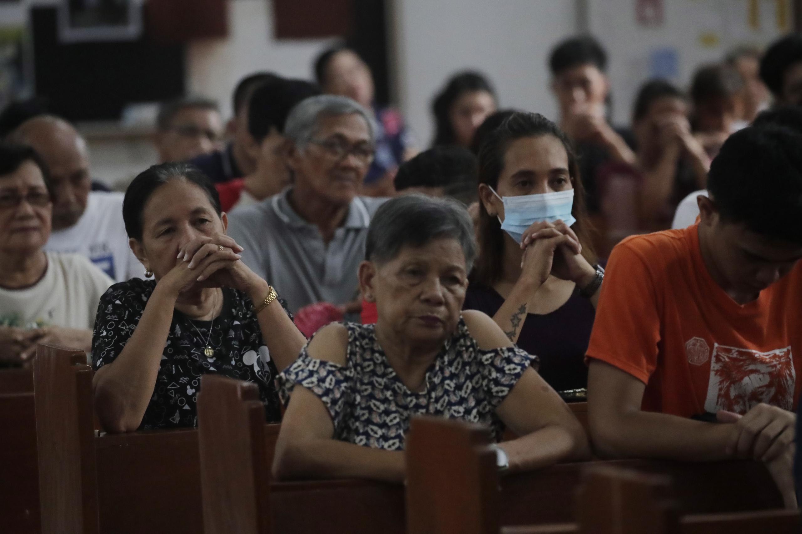 Residentes de la provincia filipina de Albay rezan en la misa dominical para que el volcán Mayón no registre una erupción que devaste sus pueblos. EFE/EPA/FRANCIS R. MALASIG