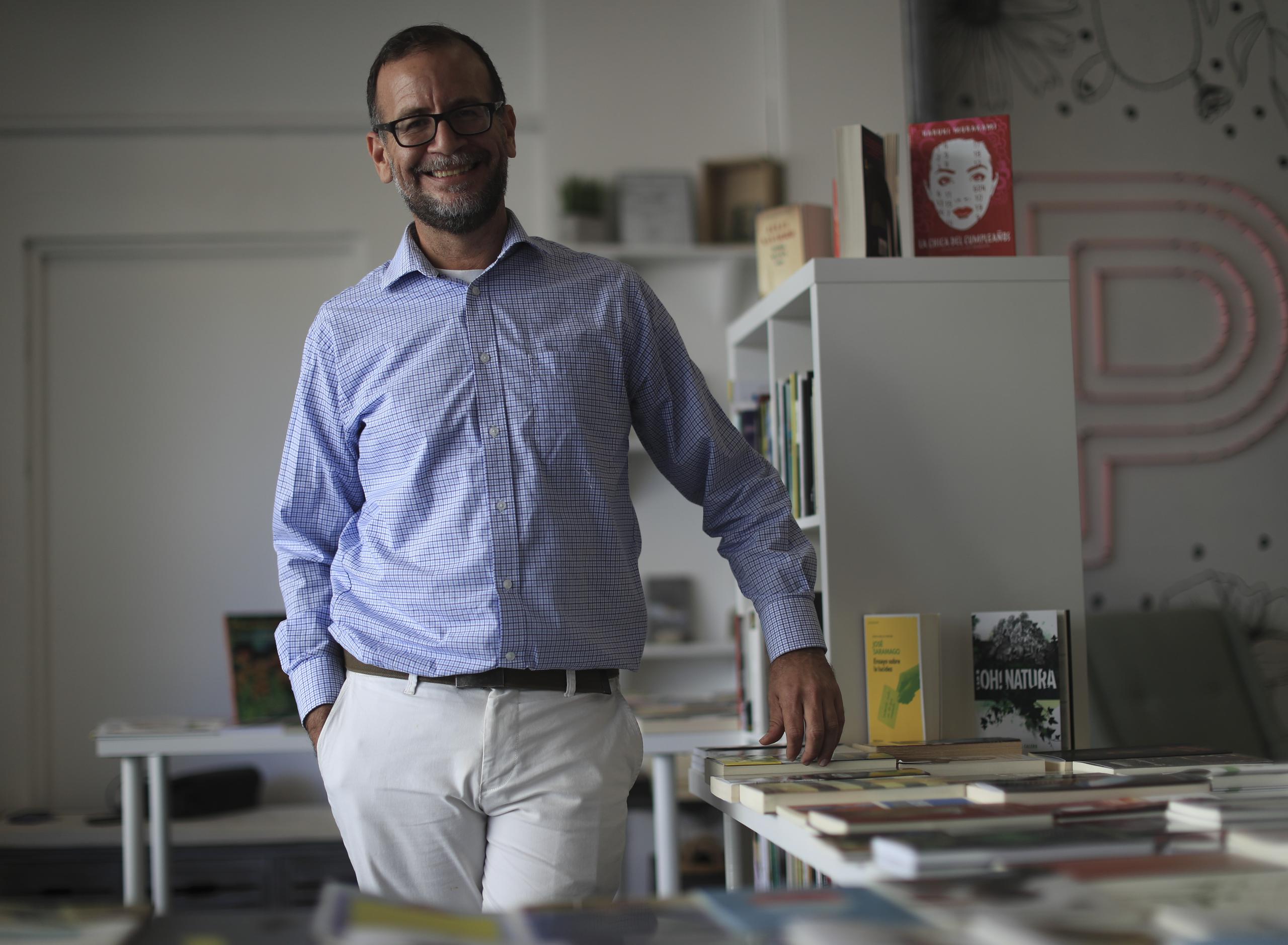 El escritor Luis Negrón en su proyecto la librería La Esquinita en Santurce.