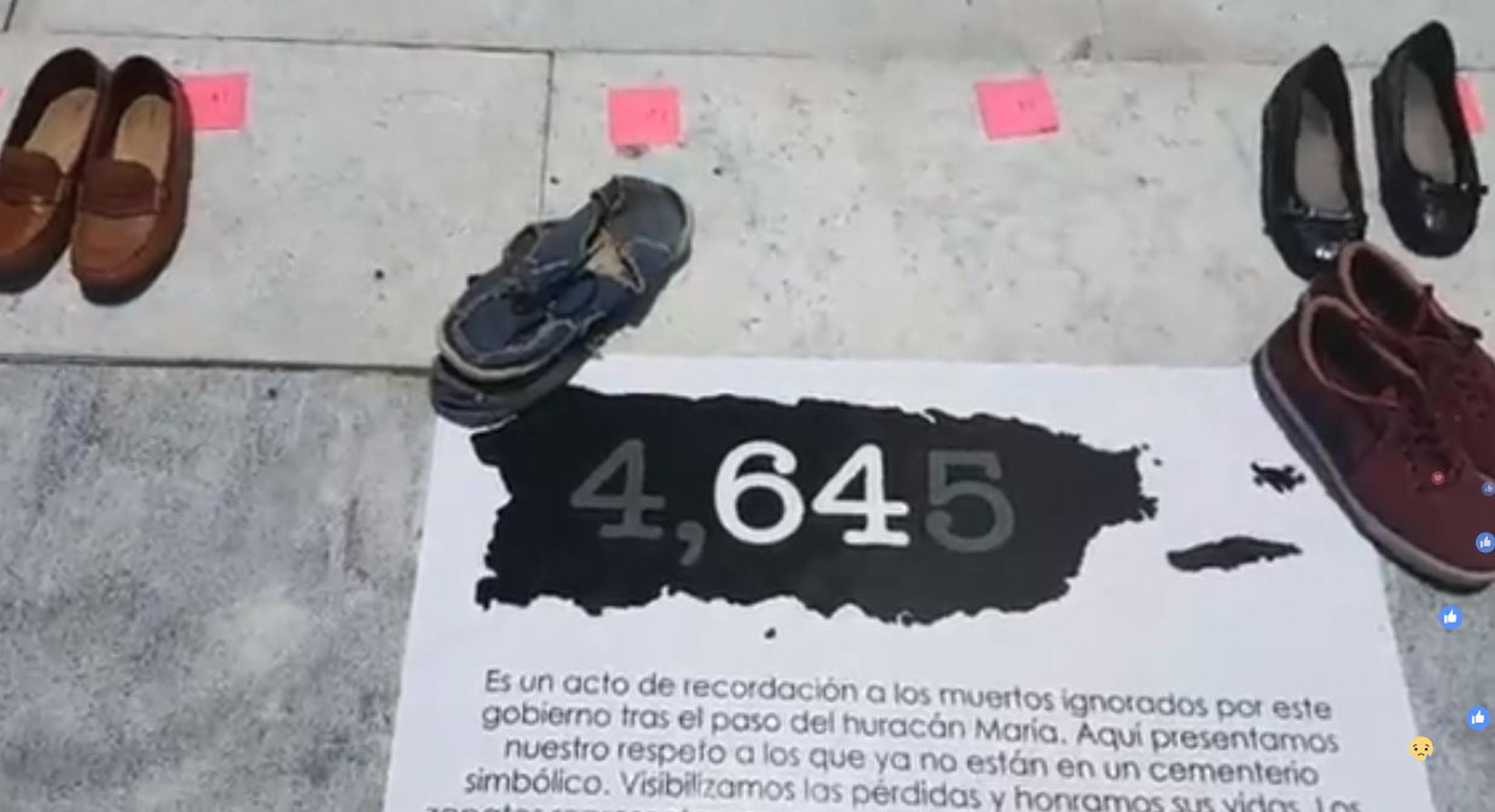 Pancarta colocada en tre algunos de los zapatos colocados en la plazoleta del Capitolio en San Juan. 