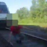 Agente salva a hombre a punto de ser atropellado por un tren