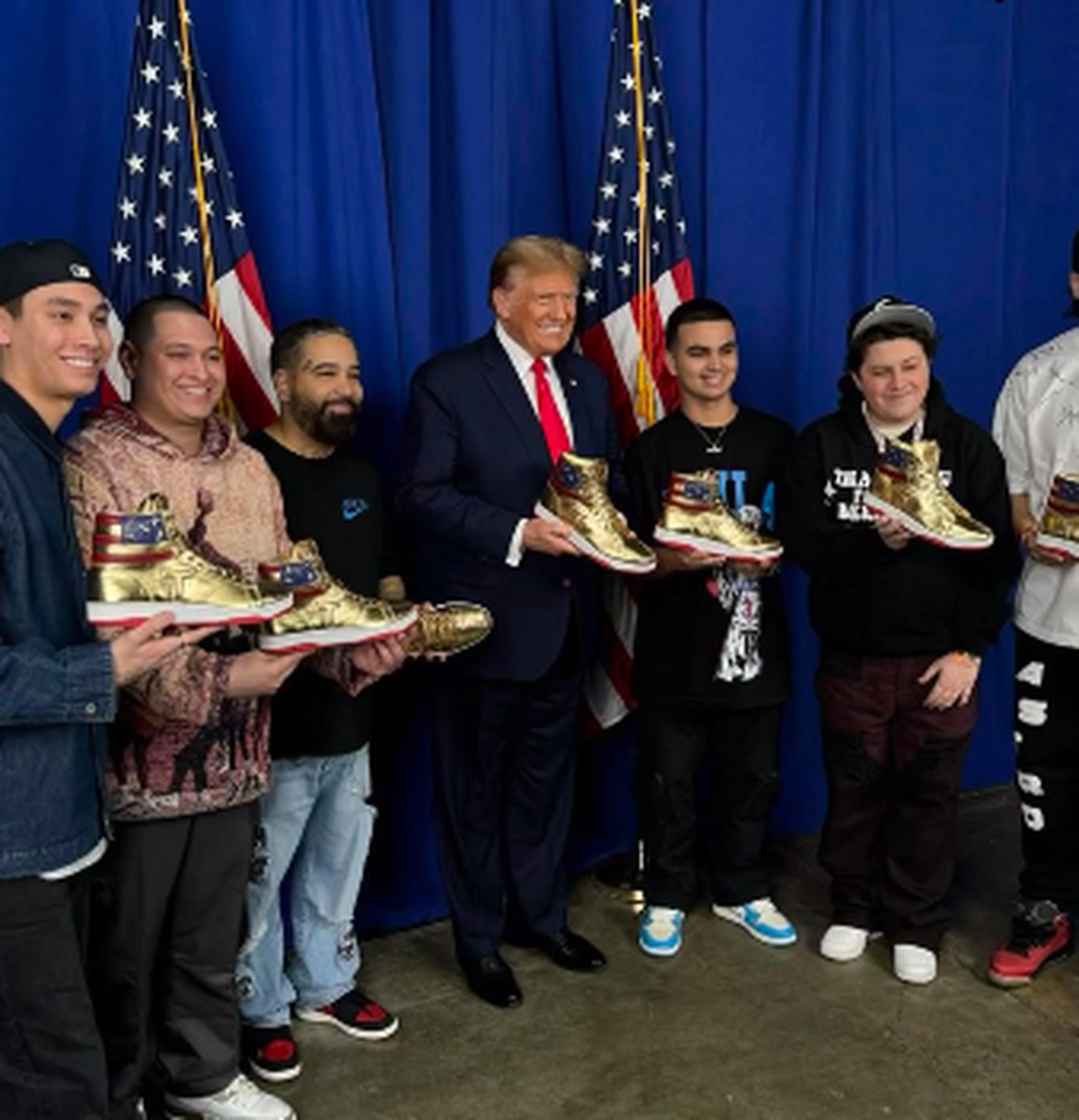 Donald Trump junto a Jorge Andrés y otros participantes de la 'Sneaker Con' hoy en Filadelfia.