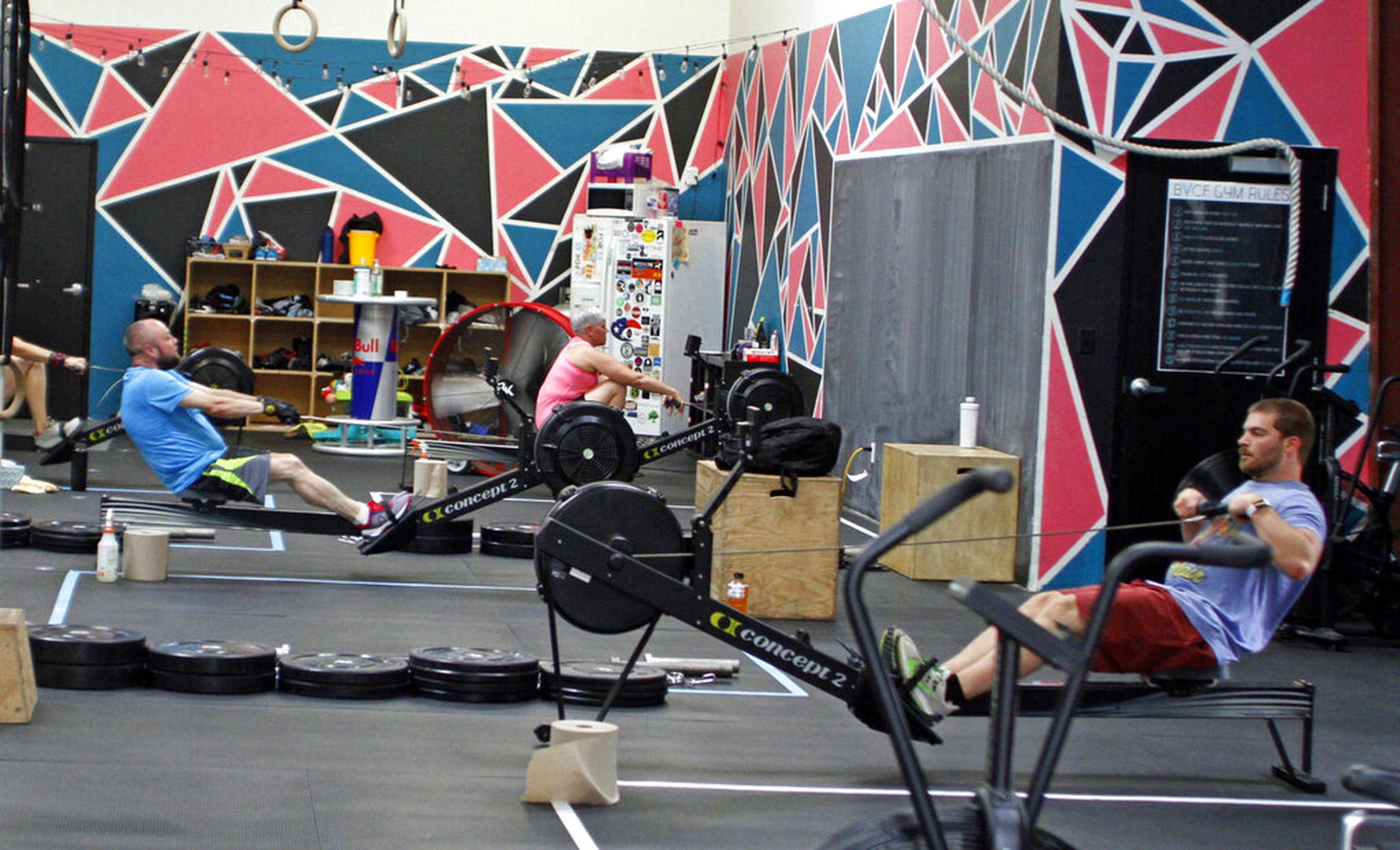 Según el sitio web de CrossFit, la tarifa anual de afiliación es de $3,000, lo que permite a los gimnasios usar el nombre, logotipo y materiales promocionales de CrossFit, entre otros beneficios.