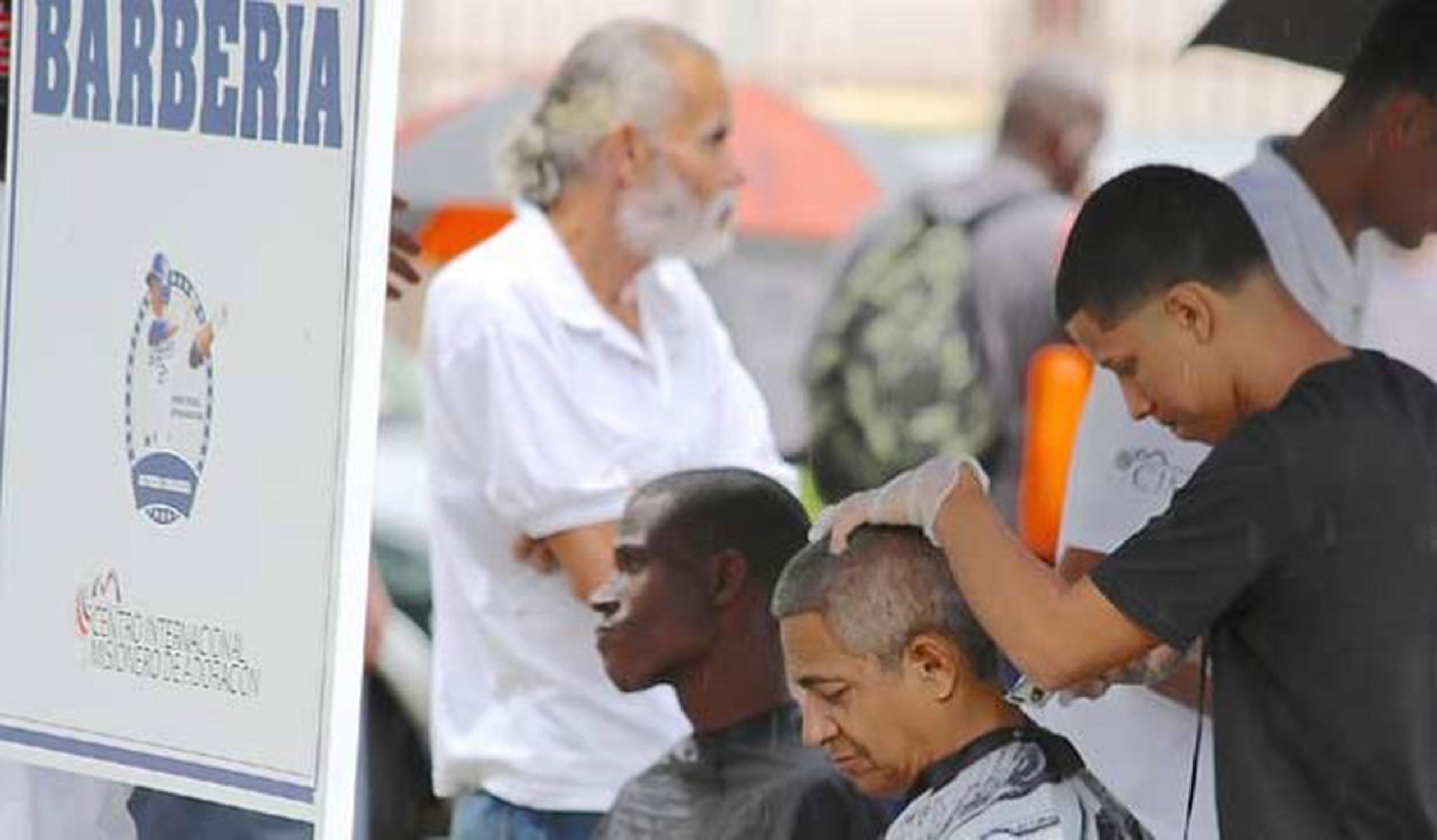 Alfredo Escalera extiende su mano a deambulantes Primera Hora