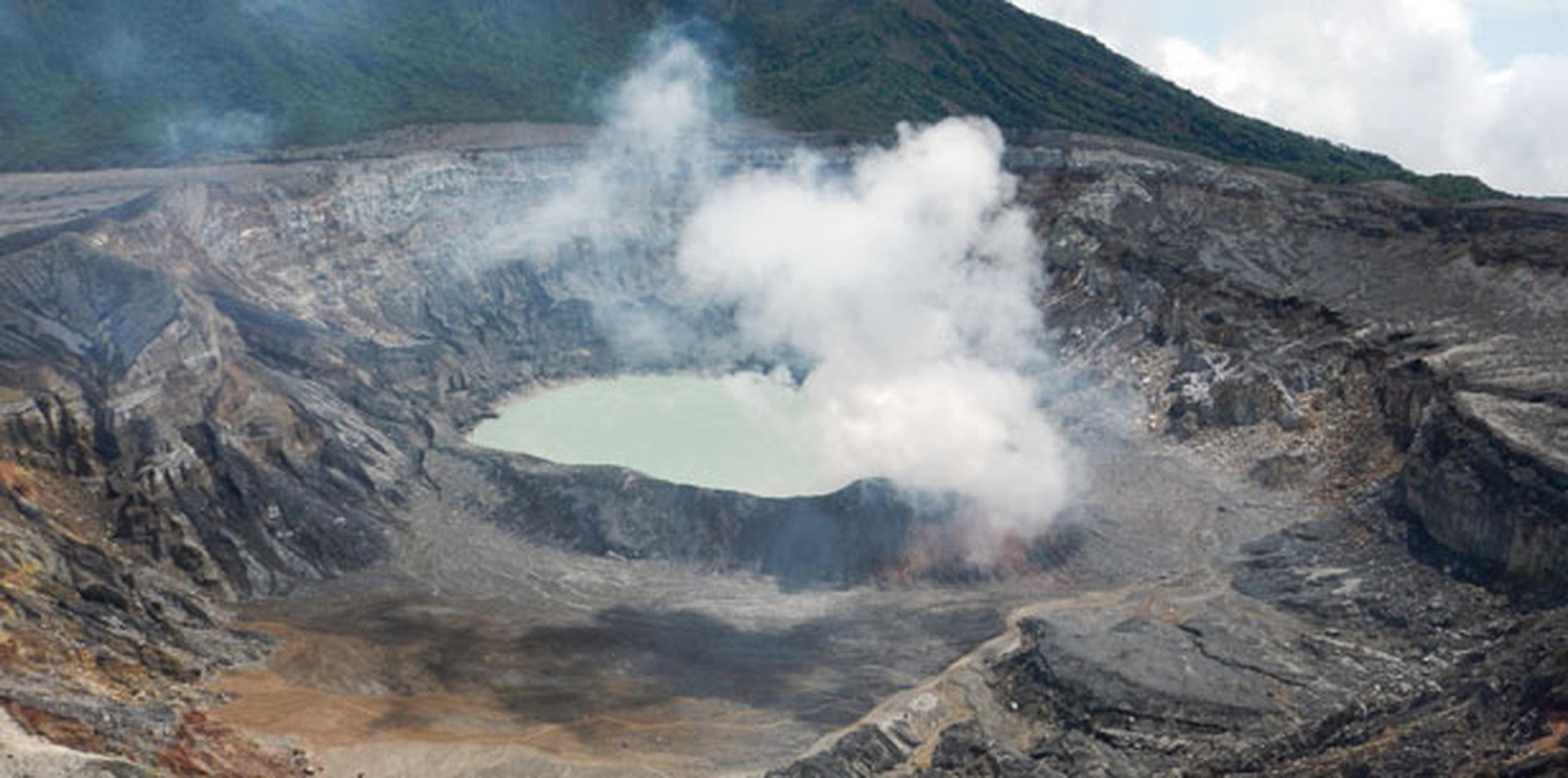 Antes de su cierre, el volcán Poás era visitado anualmente por 400,000 turistas, quienes eran atraídos por su laguna de agua turquesa y su gigantesco cráter, que se ubica a 350 metros de profundidad. (Archivo)