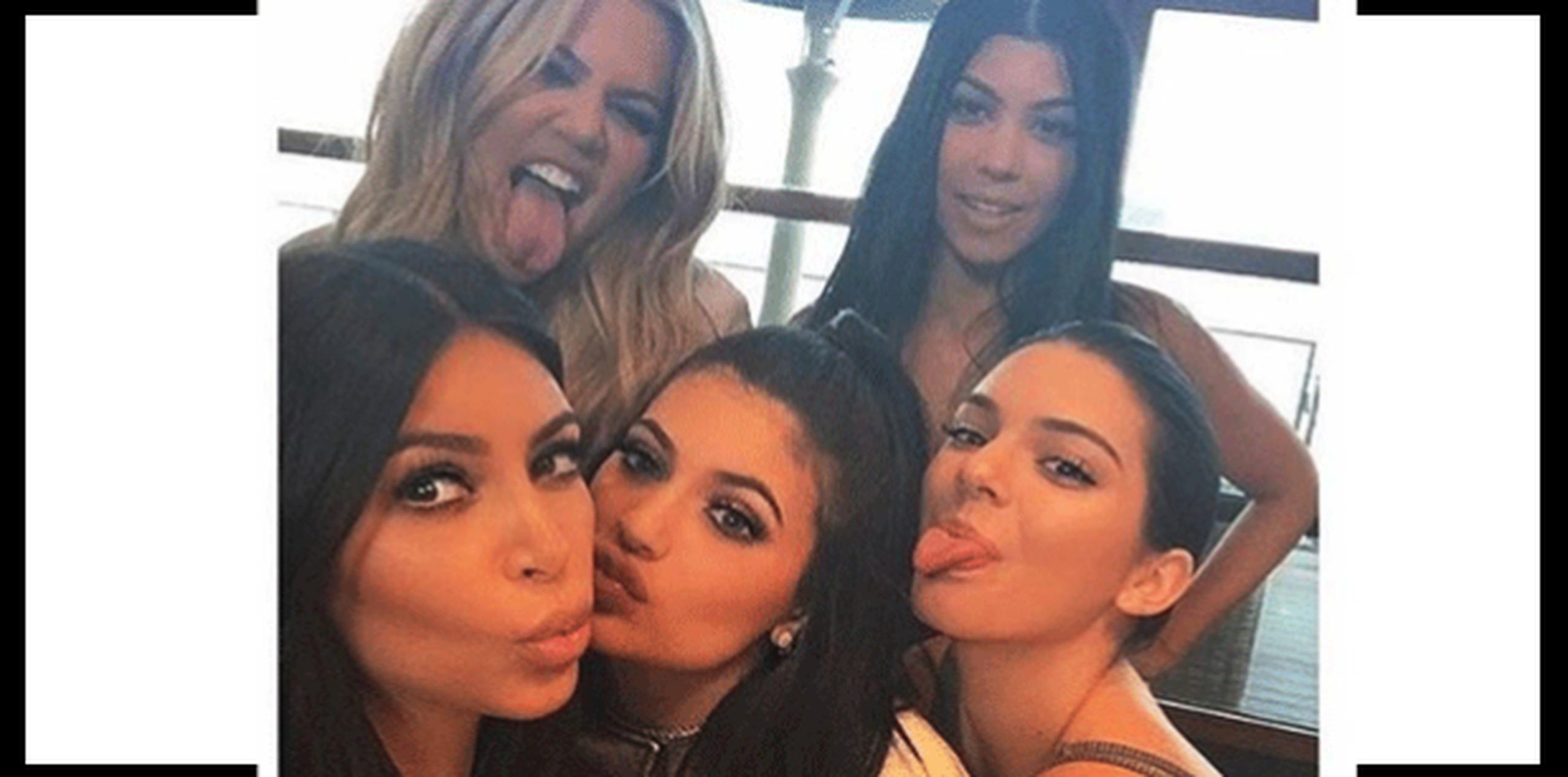 Las socialité de las Kardashian son conocidas por sus prominentes curvas, sus polémicas vidas y sus múltiples seguidores en las redes sociales. (Instagram)