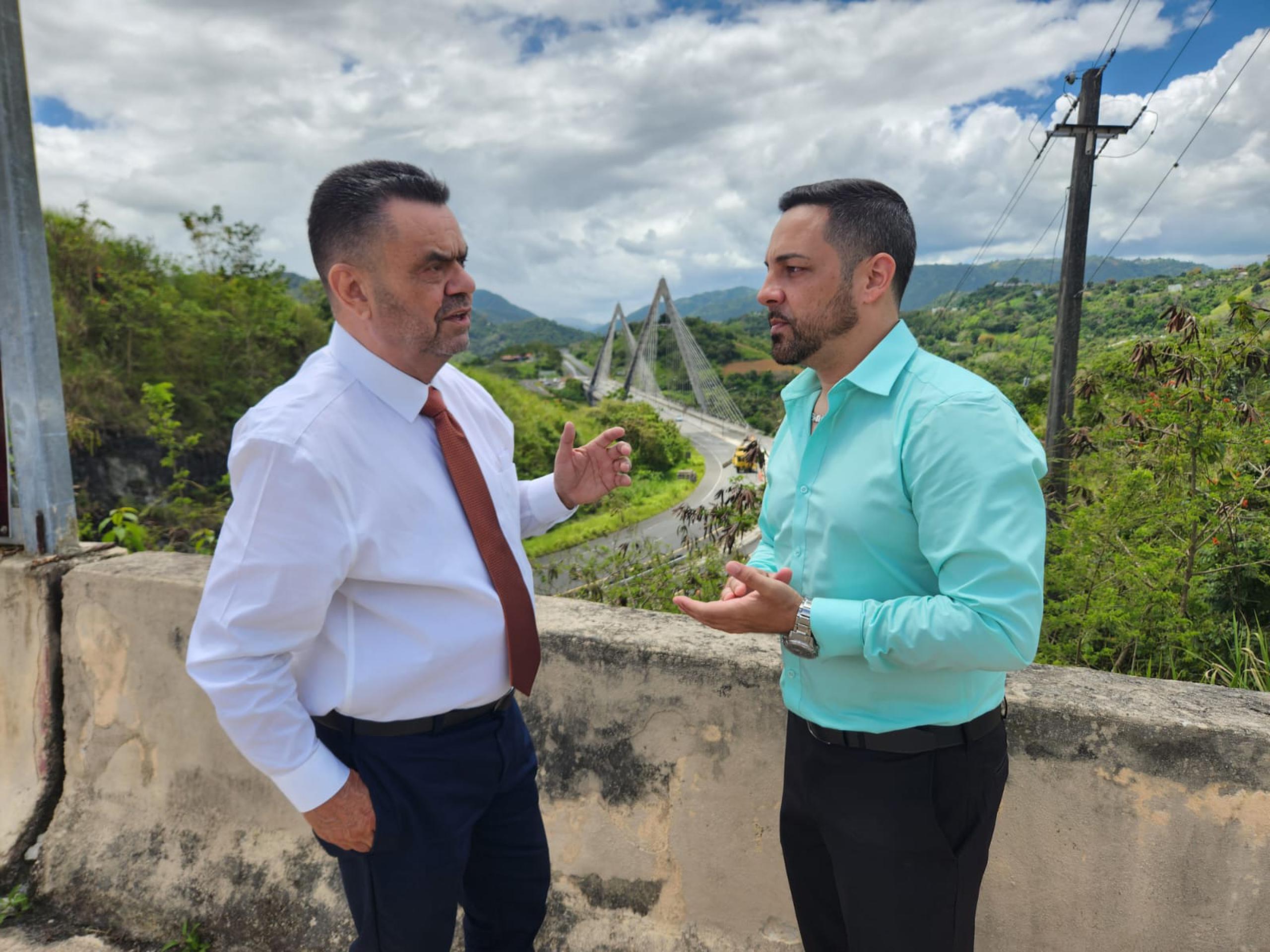 Los conductores Luis Figueroa y José Nieves se expresan en torno a la apertura de un carril del puente Atirantado en Naranjito.