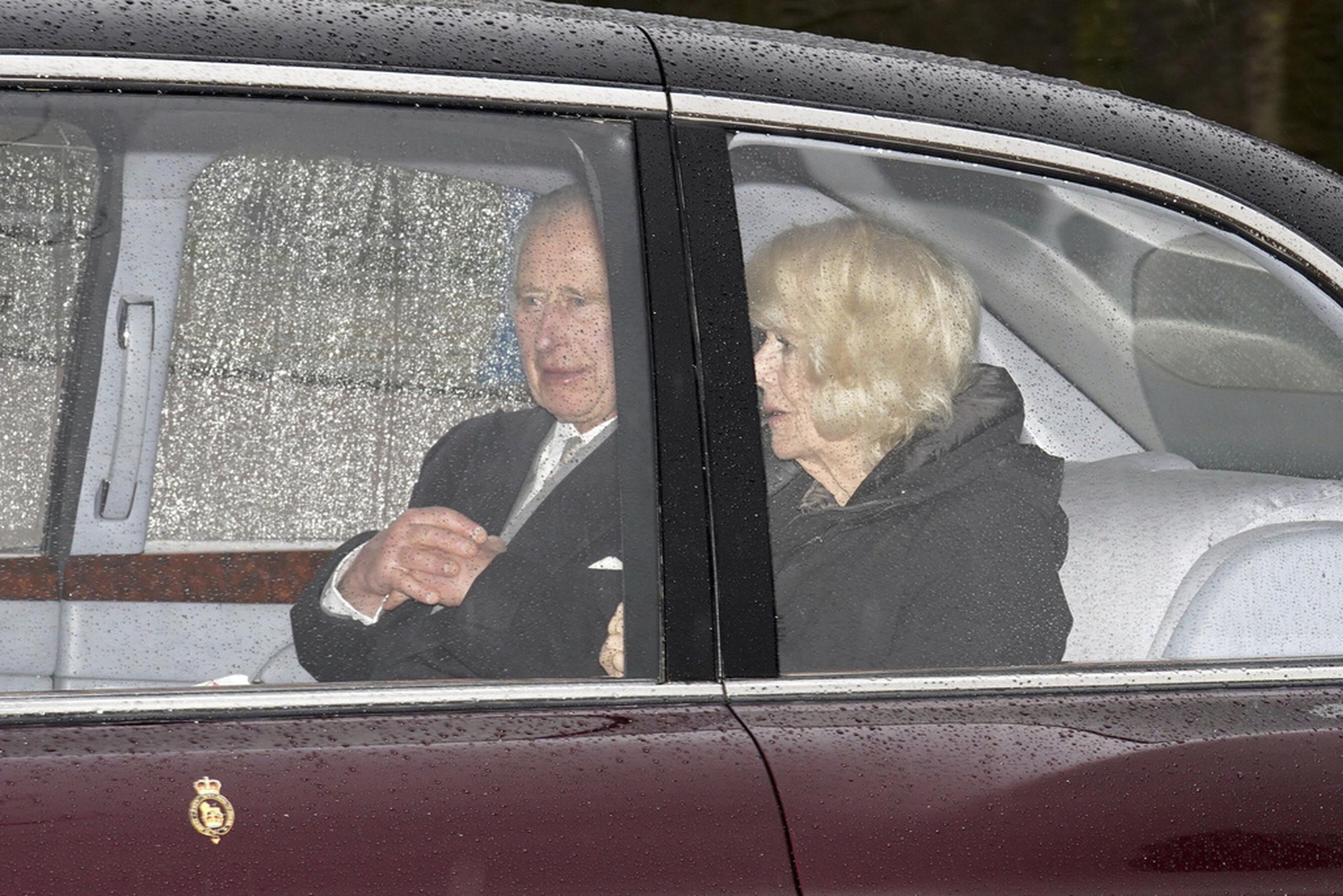 Carlos III y Camila en su llegada a la residencia Clarence en Londres este martes.