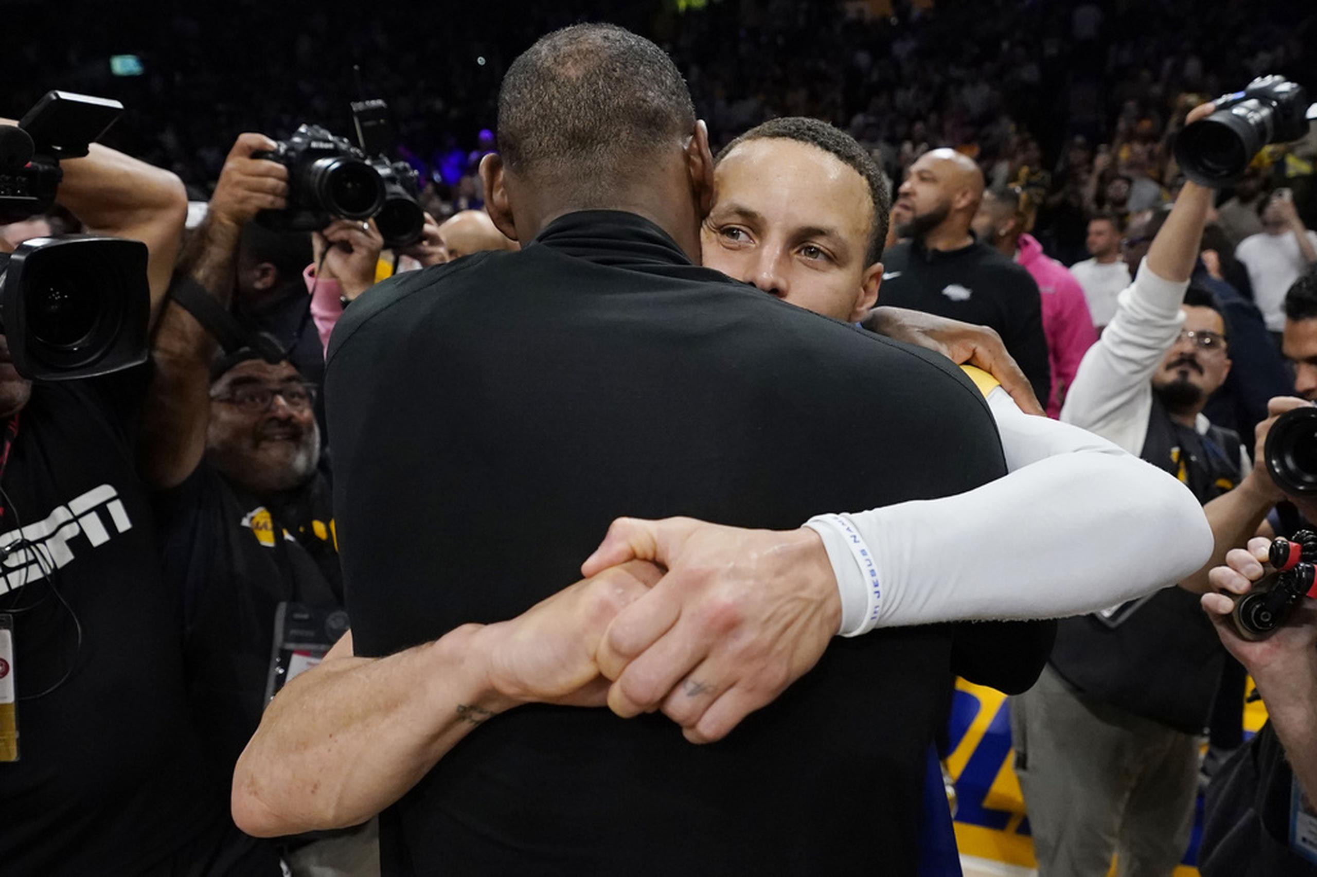 LeBron James abraza a Stephen Curry luego que los Lakers completaran la eliminación de los Warriors.