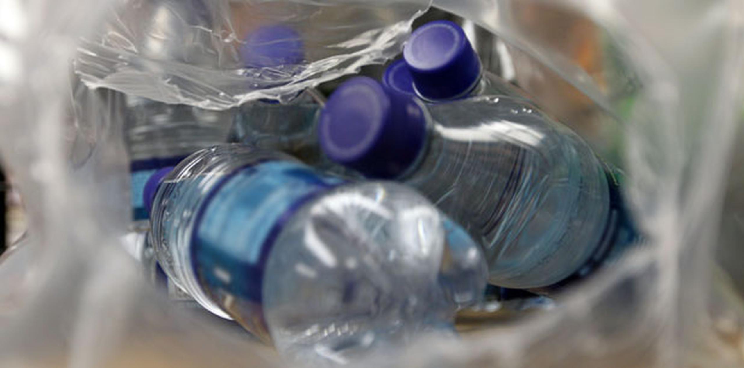 Se estima que un 90% de las  botellas de agua NO se reciclan. (Archivo)