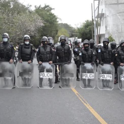 Policía de Guatemala lanza gas lacrimógeno y apalean a migrantes hondureños
