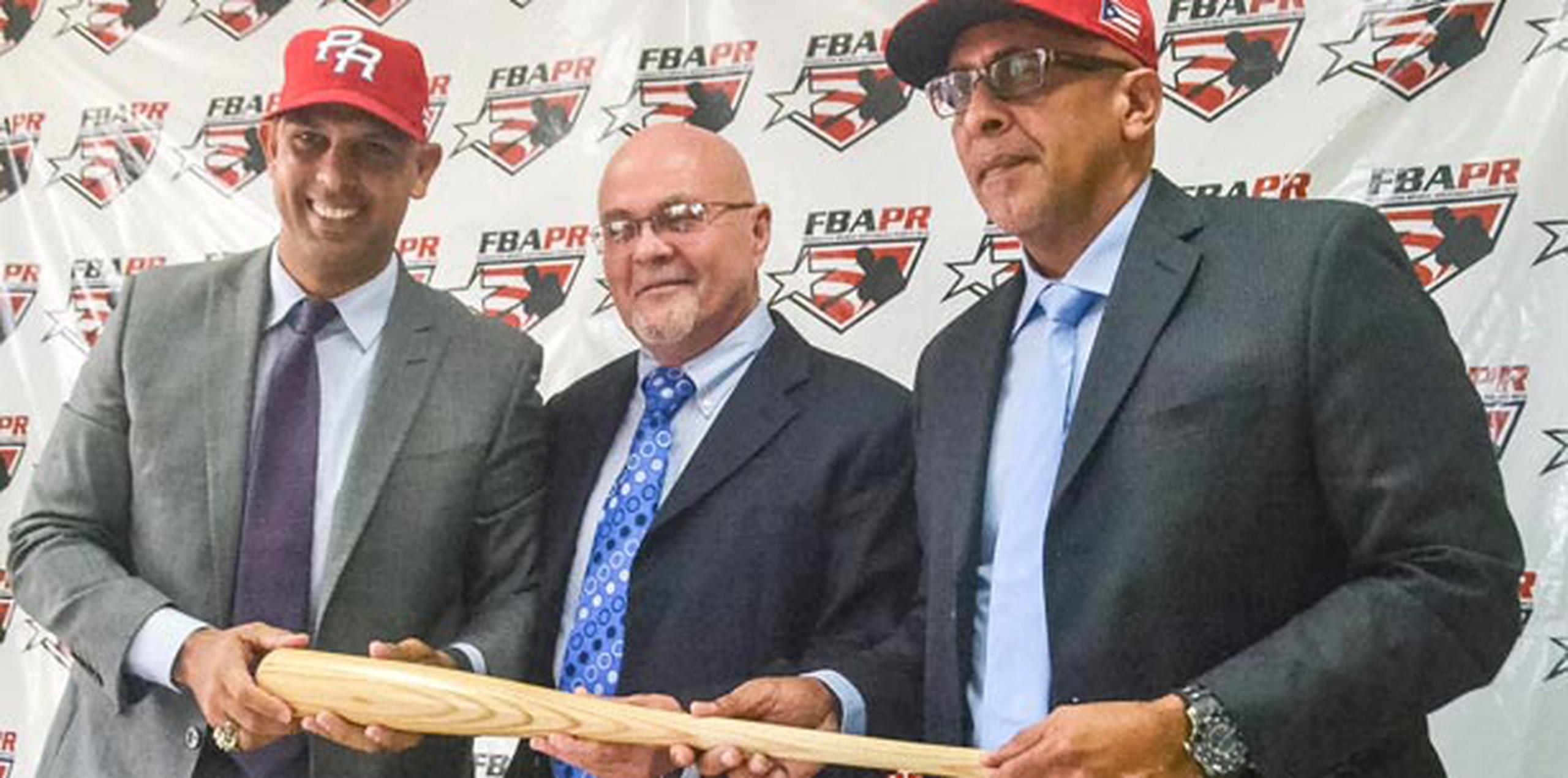 Junto a Cora estuvieron presentes en su oficialización el presidente de la Federación de Béisbol de Puerto Rico, José Quiles y el dirigente nacional, Edwin Rodríguez. (Suministrada)