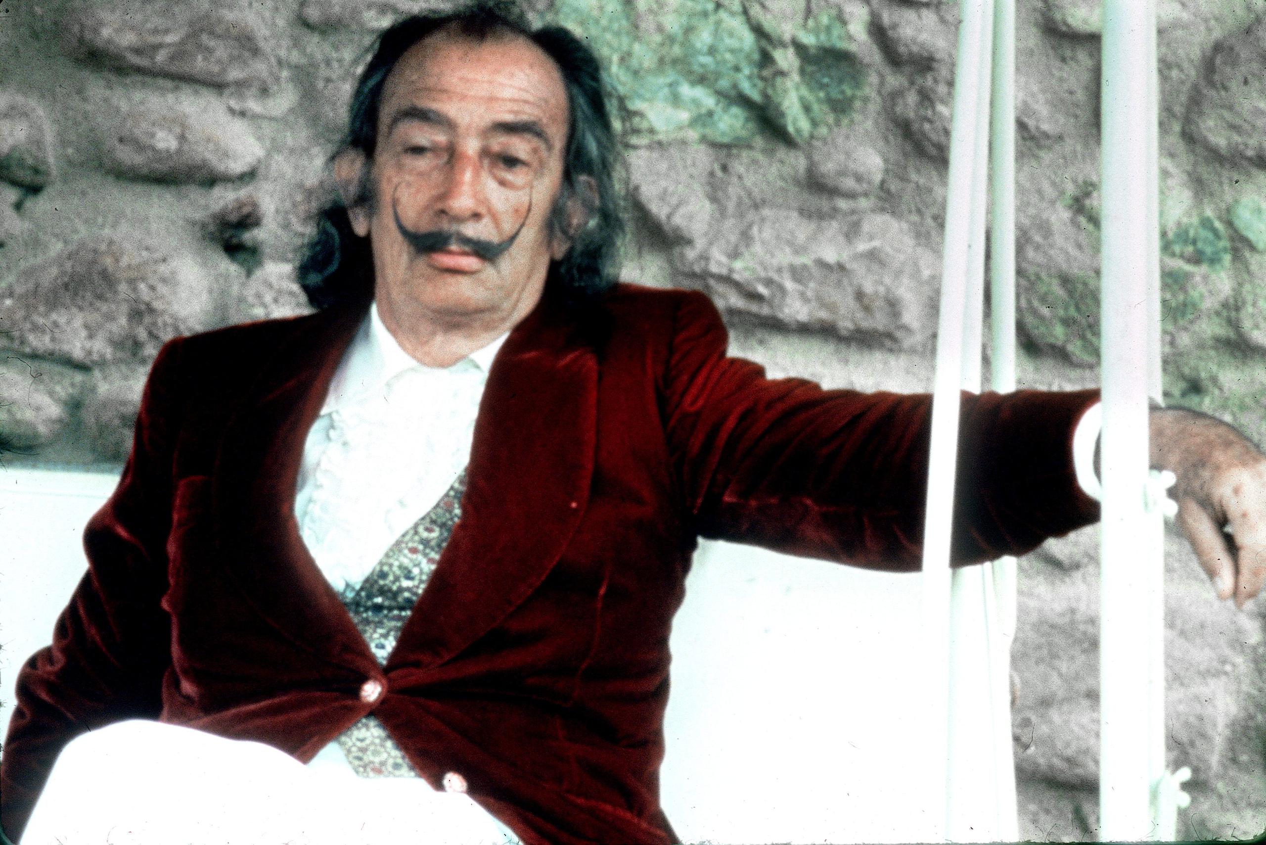 Fotografía de archivo del pintor Salvador Dalí posando en su casa de Cadaqués en Port LLigat durante una entrevista. EFE
