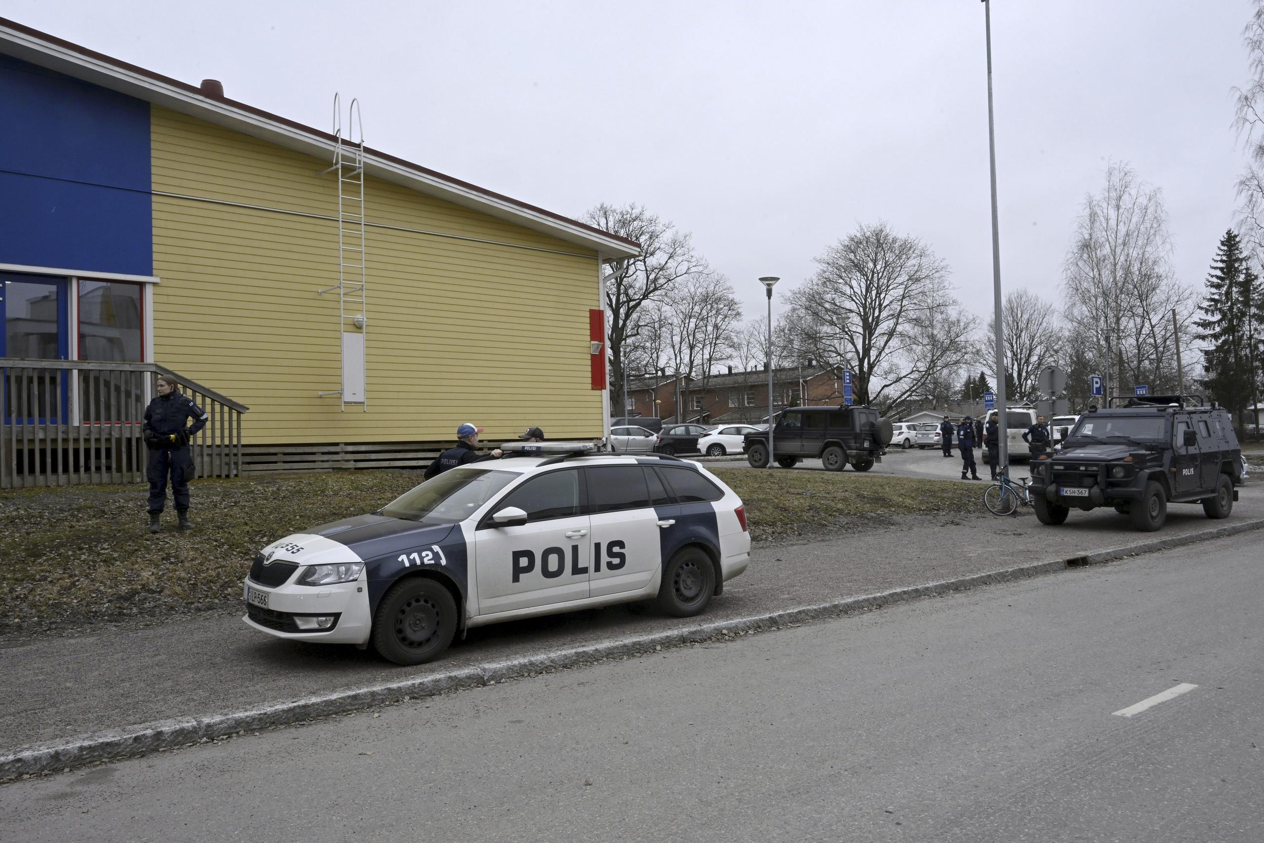 Policías en el lugar de un tiroteo en la escuela Viertola de Vantaa, Finlandia, el martes 2 de abril de 2024.  (Markku Ulander/Lehtikuva via AP)