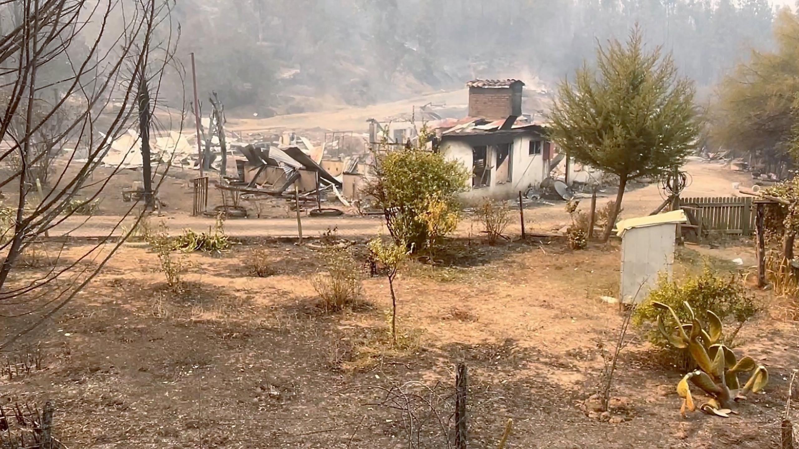 Fotografía de las afectaciones de los incendios en las regiones de Biobío y Ñuble, en Chile, el 3 de enero de 2023.  (EFE/ Javier Conce)
