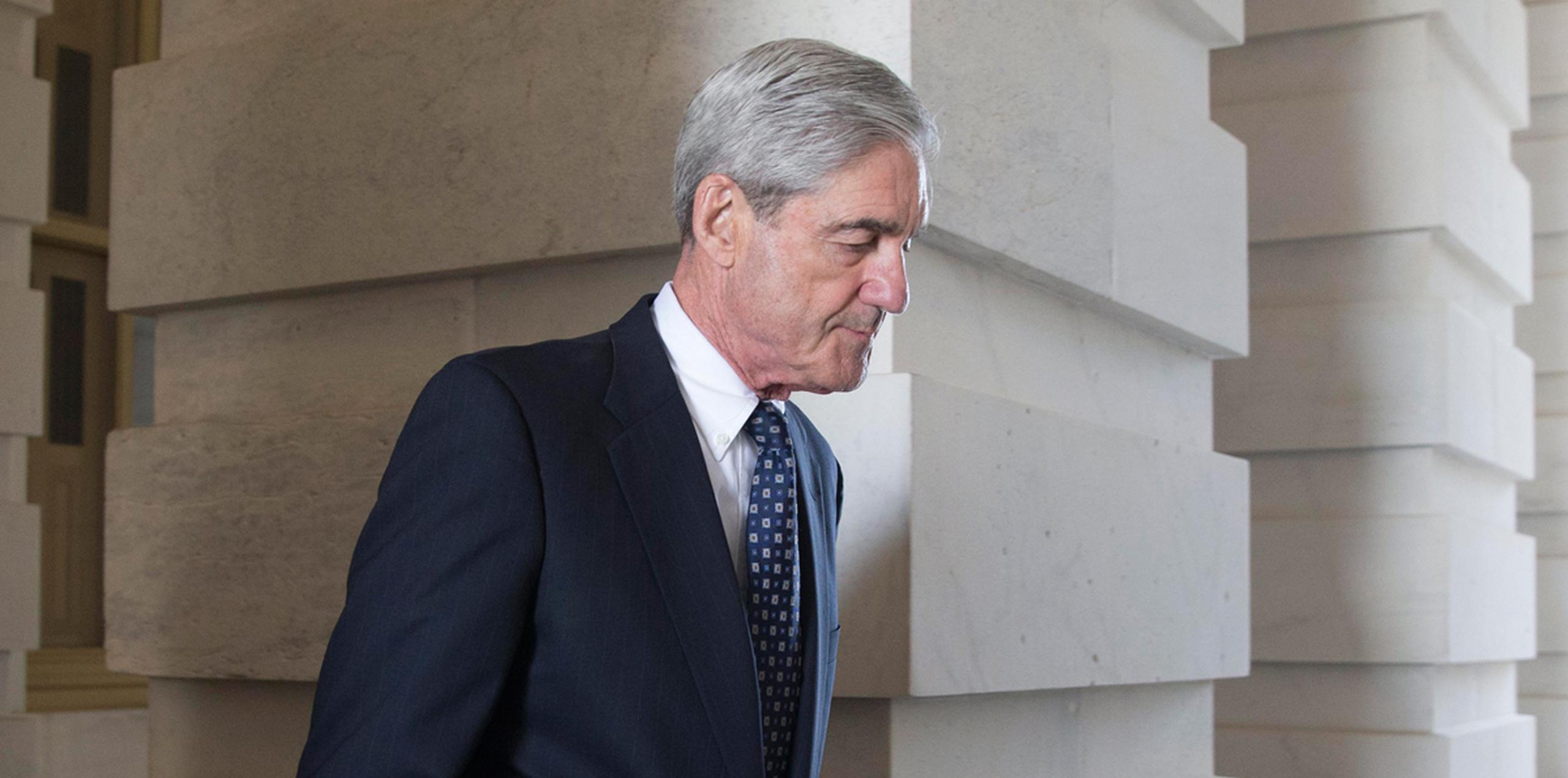 El fiscal especial y antiguo director del FBI, Robert Mueller, sale tras el Comité Permanente de Inteligencia sobre la interferencia rusa en las elecciones presidenciales de 2016, en el Capitolio en Washington. (EFE)