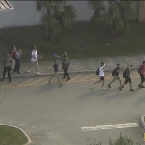 Imágenes muestran momentos de pánico tras tiroteo en escuela de Florida
