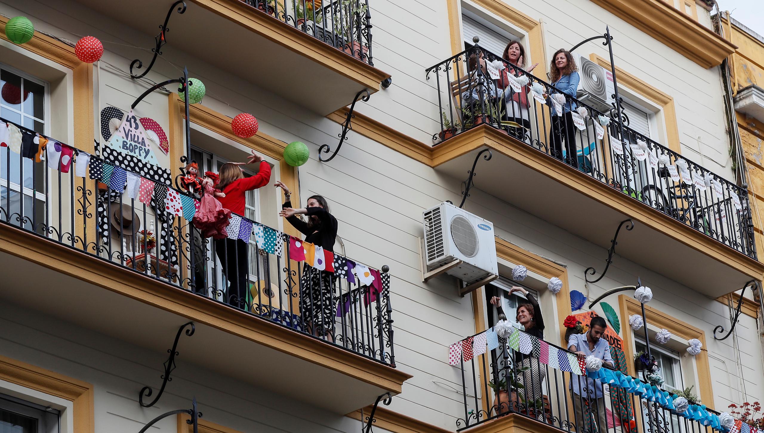 Vecinas de la calle Asunción del barrio sevillano de los Remedios en medio de una celebración, cuando aún regían las directrices de confinamiento.