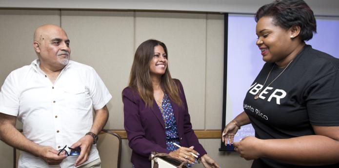 Domingo Saavedra y Aidelisa Vargas, proveedores de Uber, comparten en la conferencia de prensa con Julie Robinson, asociada en comunicaciones de Uber. (JORGE.RAMIREZ@GFRMEDIA.COM)
