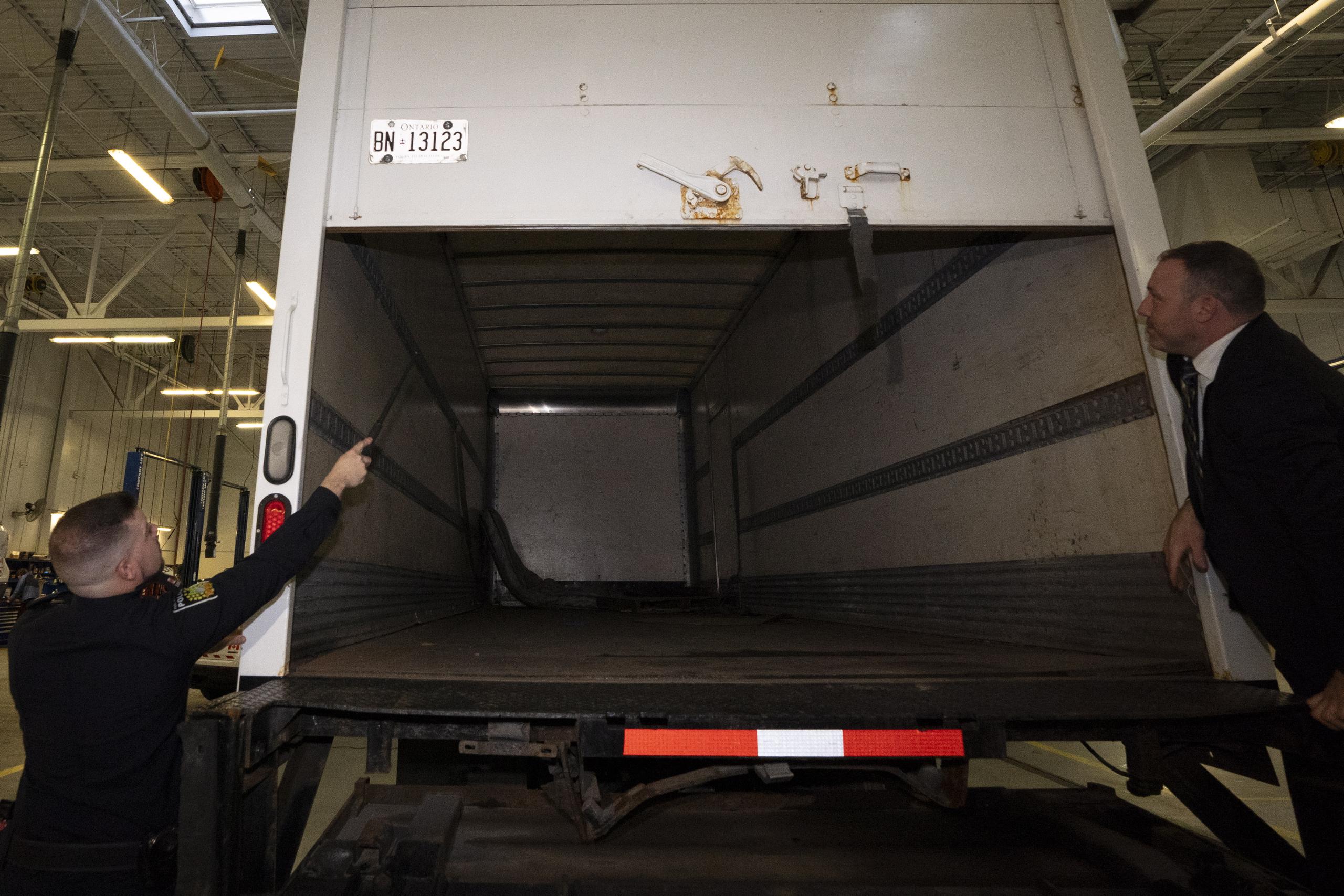 Se alega que utilizando una hoja de ruta falsificada por personal de Air Canada, uno de los individuos logró acceso al almacén, de donde cargó con 24 lingotes de oro en un camión.