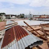 Vecinos de Arecibo evalúan daños provocados por tornado en su comunidad