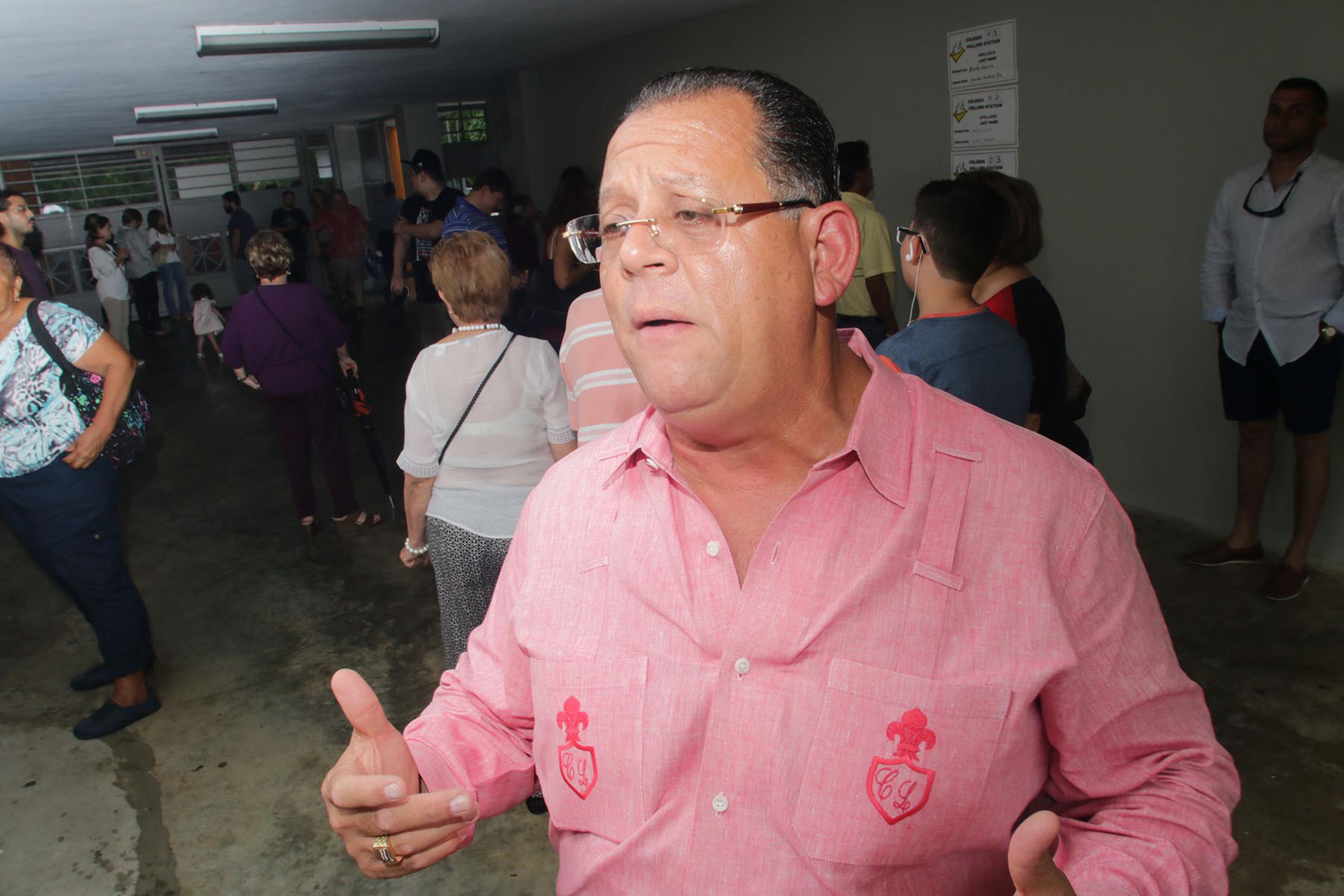 El alcalde de Dorado Carlos López, participó del proceso de sufragio en la escuela José S. Alegría.