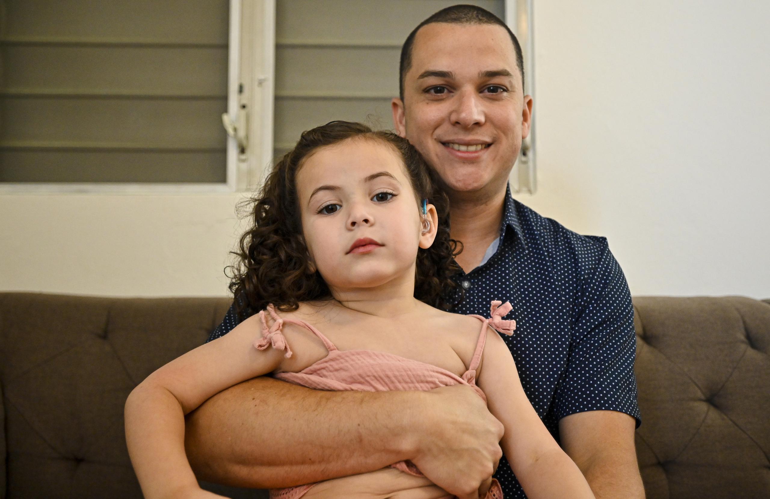Gilberto Ramos Pérez junto a su hija Elena.